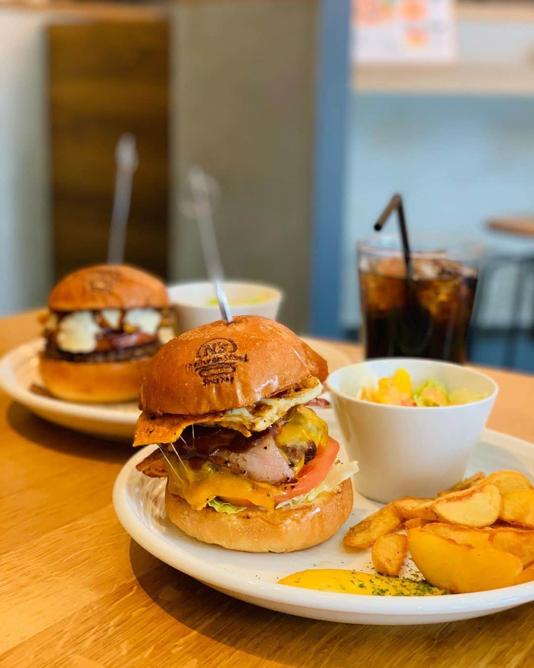 あいちの甘いやつのインスタグラム：「池下にあるThe Burger Stand N’s さんに行ってきた🙌🏻✨  つなぎを使用しない牛肉100%のパティ✨バンズもサクサク♫バンズだけでも美味しい🤤  エヌズバーガーはBBQ、テリヤキ、スイートチリ、レッドホットチリの4種類からソースが選べました🤲🏻✨  monthly burgerがボロネーゼ❤︎ ペンネが入ってるからもっちもち✨ ボロネーゼとたっぷりのモッツァレラで冬の寒い時に食べたくなるバーガー💕  かなり人気のお店なので予約して行ったほうが間違いなし✨  #名古屋カフェ #名古屋カフェ部 #あまなび #名古屋インスタ交流会 #インスタグルメアワード2021 #genic_sweets #インスタグルメショー #グルメディア #trevary #nagoya_style #エヌズバーガー #池下カフェ」