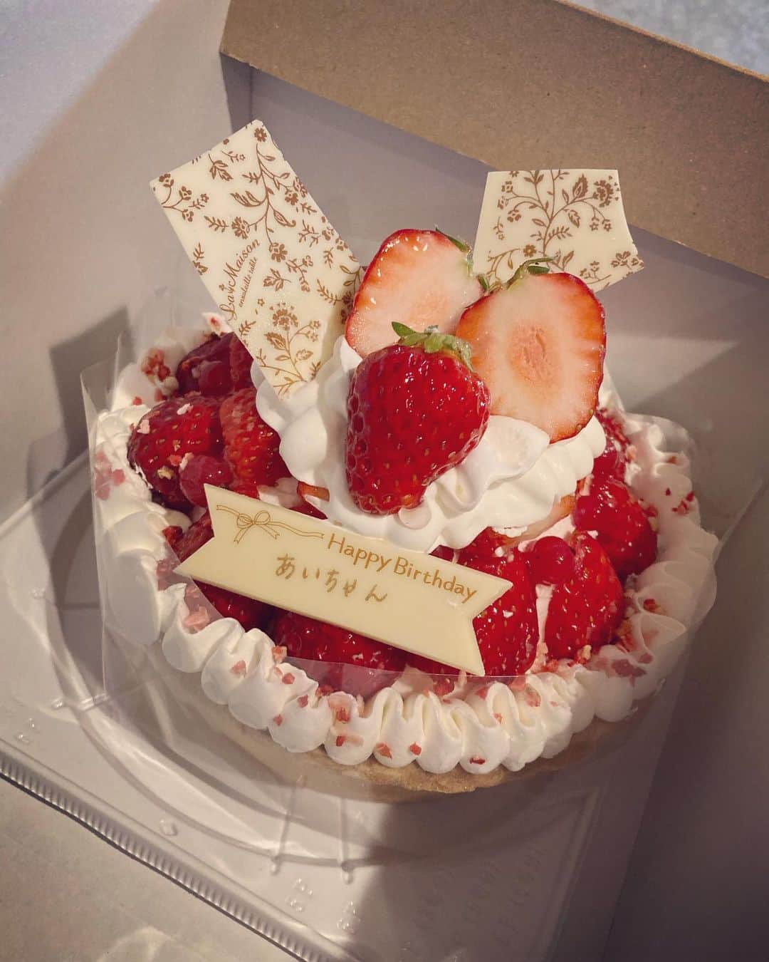バウエルジゼル愛華のインスタグラム：「１５歳になりました🥳 これからもよろしくお願いします🦭  メッセージ全部読みました ありがとうございます🥰」
