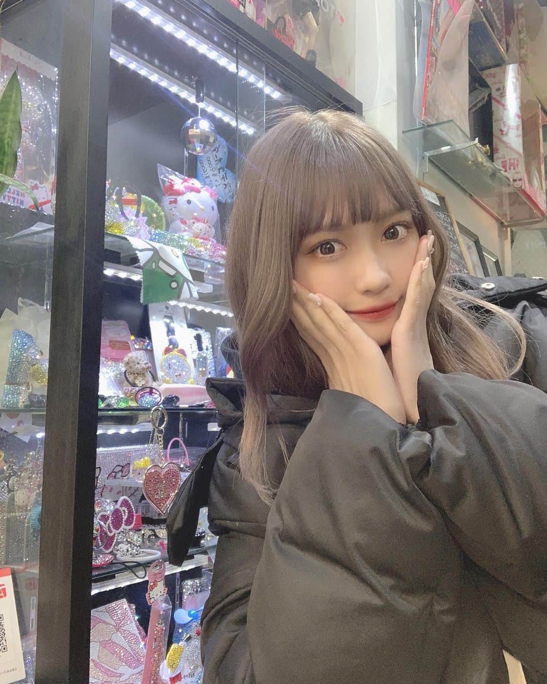 山本瑚々南のインスタグラム：「. お仕事でネイルかえた🖤 久々にピンクにした！  ここなのインスタをみた！で スカルプ¥10000 ジェルなら¥7200 でできちゃいます✨✨  (全て税抜き価格)  有効期限3月8日まで  〜CARRYより〜  【CARRYはお客様に安心して ご利用頂けるサロンです✨✨】  お客様の安心、安全の為に 対策を徹底しております🎶 定期的な換気を行なっておりますので 暖かい格好でご来店下さい💗」