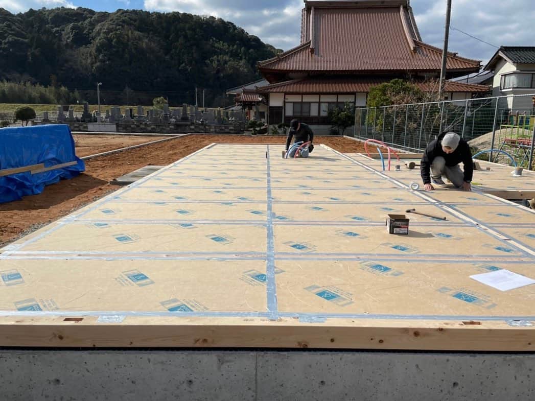 ヒヨシケンセツのインスタグラム：「こんばんは〜(*´∀｀*) 久しぶりの投稿ですね‼︎ 今日は雪も降り… 寒い1日でしたね‼︎ ✳︎ ✳︎ ✳︎ #ジブンハウスhiyoshi22棟目 #ジブンハウスhiyoshiエディション ✳︎ 先週末に上棟を行いました‼︎ 上棟を日の写真の前に〜 上棟前の床パネルのお写真(*´∀｀*) FPの家仕様で 床からしっかりと断熱しているから 冬でも裸足で過ごせちゃいます‼︎ ✳︎ ✳︎ #島根 #益田 #益田市 #工務店 #陽吉建設 #ヒヨシケンセツ #注文住宅 #FPの家 #高気密高断熱 #ジブンハウス #ジブンハウスhiyoshi #新築 #マイホーム #家づくり #家はスマホで買う時代 #デザイン #オシャレ #間取り#暮らしを楽しむ #収納 #断熱材 #現場 #完成見学会 #アクセントクロス #内装 #丁寧な暮らし #快適な暮らし #シンプルホーム」