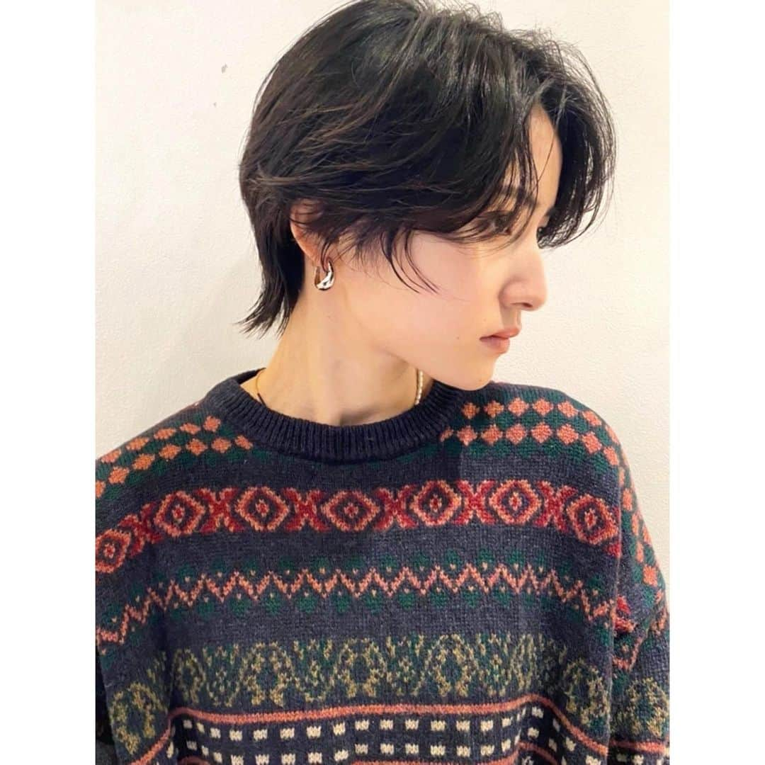 veticaのインスタグラム：「▼ vetica guest hair▼  前髪が長めのプチウルフスタイル🌿 顔周りのデザインで印象がクールになる様に✳︎ 毛先だけパーマをかける事で柔らかい質感をだすと更に◎  hair阿部　@chikara_abe0926   #vetica #tokyo #harajuku #ladys#beauty #hair #cut #color」