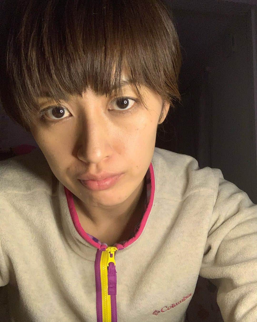 のインスタグラム：「昨日パパさんが買ってきた雑誌についてたこれ、良い感じ。お肌が綺麗に映るでね。小人たちがクレヨンしんちゃん見てて謎に部屋を暗くされて、ママはこれを使ってと光を渡された笑」