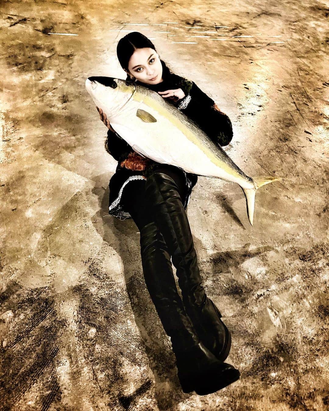 遊海 Yuumiのインスタグラム：「Great catch of the day 🇯🇵 2 more days to win the prize ‼︎ ❤️ Toyama Bay is known as a “natural fish tank”The most iconic of Toyama Bay’s fish is indisputably yellowtail. A particularly prized type is “cold yellowtail”, the name given to yellowtail caught in winter when the fish is at its oiliest, from Himi.  Please fill in the form and tell us how you think about Japan 🇯🇵 to win this delicious cold yellow tail 🎣❤️ link is on my bio ❤️ #toyama #Toyamaprefecture #japan #visitjapan #tv8 #tv8malaysia #fishing #富山　#富山県　#きとキュン #富山旅行 #鰤　#漁業　#日本　#観光　#visittoyama #toyamacity #yellowtail #mediaprima  #cooljapan」