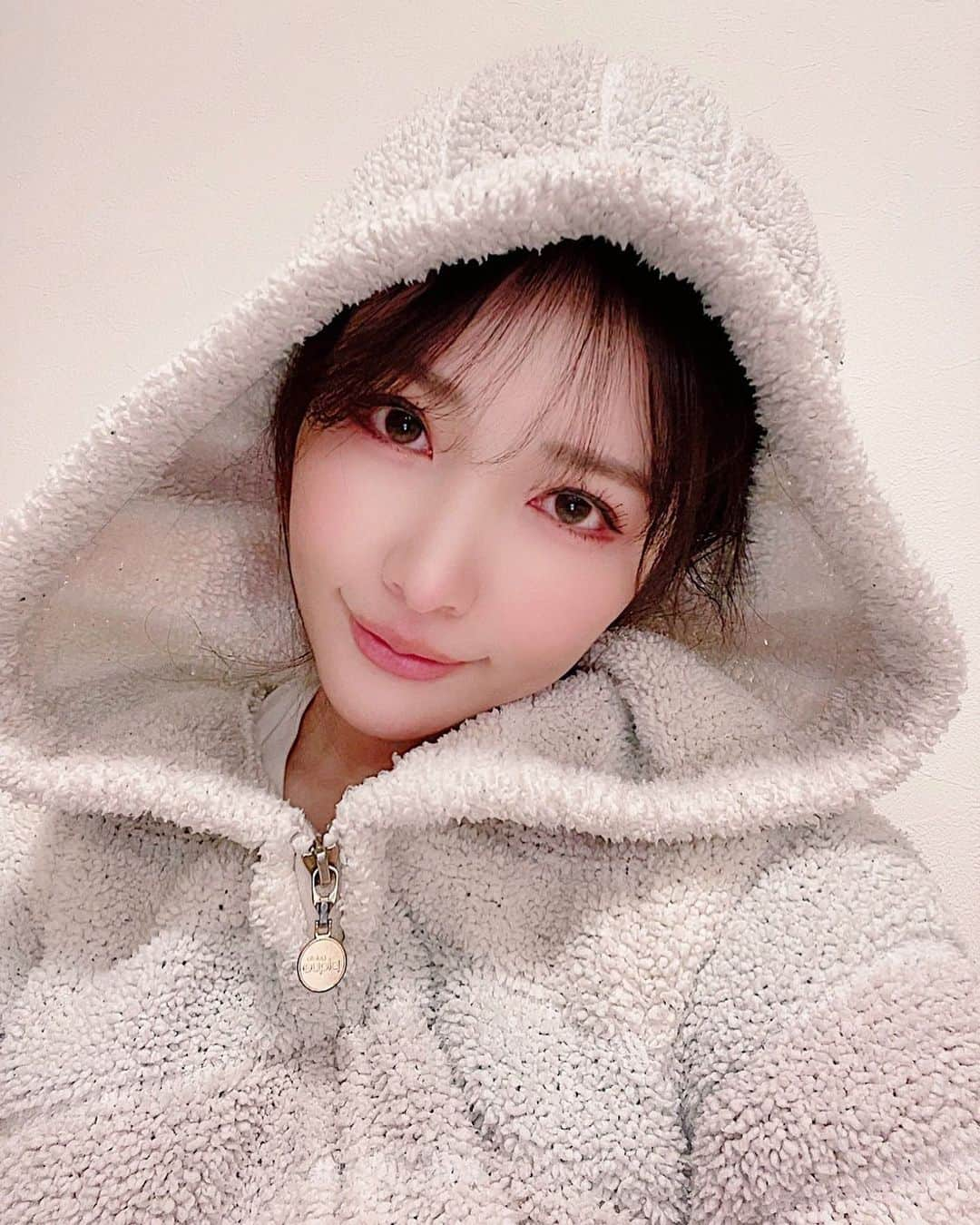 宇水遥佳さんのインスタグラム写真 - (宇水遥佳Instagram)「. 夜寒いっ❄️ 色素薄い系女子になりたくてメイク ちょっと変えてみたんだけど わかるかなぁ🥺🙈🤣？ . . #色素薄い系 #色素薄い系女子  #おうち時間 #ルームウェア #ジェラートピケ #ジェラピケ #💄 #コスメコンシェルジュ #미용가 #🏋🏻‍♀️ #パーソナルトレーナー #퍼스널트레이너 #⛳️ #ゴルフ女子 #골프여자」2月17日 20時07分 - haruka._.usui