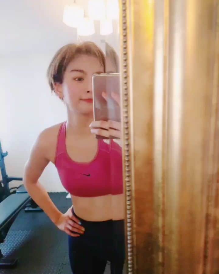 平アスカのインスタグラム：「【大事なのは続けること】 今日はお友達とWORKOUTしてきました〜！🏋🏼 ケトルベルのトレーニングと、デットリフト、プッシュアップ、懸垂、バービージャンプ20回3セット（限界を超えて半分くらいしかできなかった😂）のサーキットトレーニング。 普段は自重メインのトレーニングが多いので久しぶりの身体の連動性も使ったトレーニングは食らった、、😭😭 途中で目がちかちかしてふらふらしてた（笑） でもね、終わったあとの爽快感はハンパない。汗も滴って飛び散ってた。笑 そのあともクラクラしてるんだけど😅、たまにはこういうトレーニングも必要ね。 . アスカちゃんは週に何回トレーニングするの？といわれるけど基本週1です、、 でもね、程よく維持できてる。 週2してた時に筋力ついて代謝もあがったからだけど、、 だから好きな時に安心してご飯も食べるし、ラーメンも食べちゃうときもあるよ😝 女性は特に、アウターを鍛えるトレーニングは必要以上にしなくてよくて、正しい姿勢を維持できればそれだけでキツイから普段からトレーニングしてるようなもん、、 トレーニングの数を増やすより、トレーニングの質を良くしてそれを継続することができたらそれだけで素晴らしいことだとおもいます。 . わたしはずっと同じことをするのが苦手なので今日みたいにたまには別の運動も取り入れて新鮮さを取り入れつつ、週1~2を目安に2年くらいは続けてるかな、、 続けることで身体は変わっていくので運動苦手な方も月1でも週1でもいいので続けることを目標にがんばりましょう〜！ . リルダール @lildor_official の新企画で運動を習慣にしてお洋服を着ることをもっと楽しめるようなプログラムをやっているからぜひチェックしてみてね！  #lildor #リルダール #ワークアウト #ワークアウトに出かけるドレス #workout #training #yoga #dress」