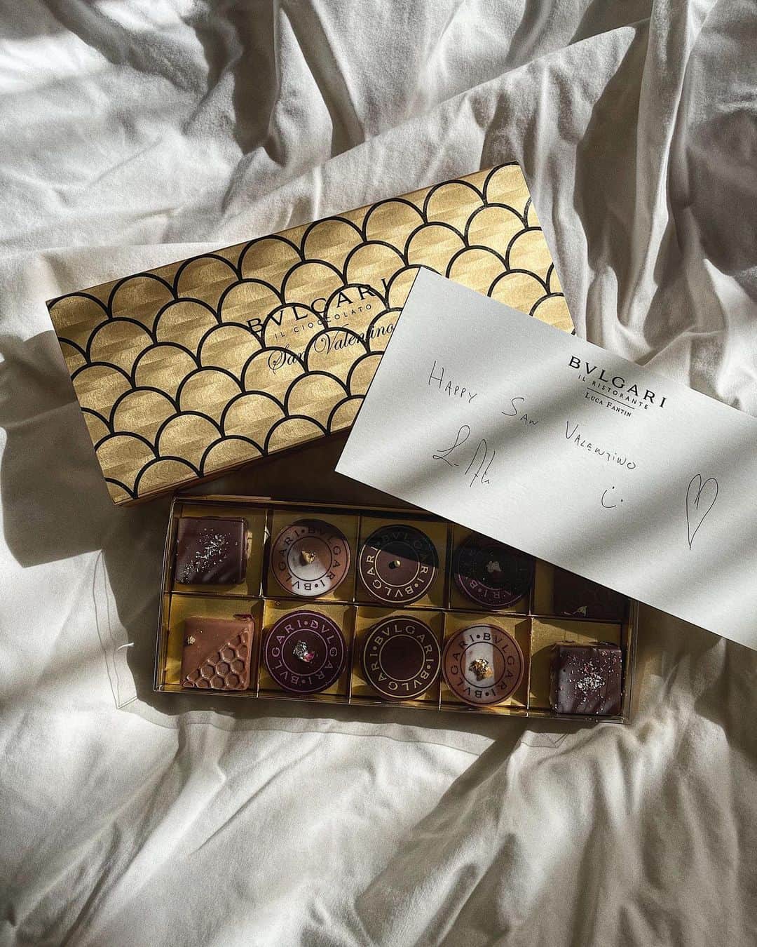 Hana4のインスタグラム：「Happy San Valentiwo @bulgarihotels @luca.fantin ❤️ ・ バレンタインに大好きなレストラン @bulgarihotels の シェフのルカからチョコレートが🤤🍫 彼のお料理や発想力は 本当にアーティスティックで素晴らしくて ご飯を食べるたびに 私も頑張ってあっと驚く事を考えたいぞ！ と思わせてくれる✨  今回の #ブルガリバレンタイン2021 は 海外旅行が難しい昨今に 美食を再現したフレーバーで巡る甘美な イタリアの旅を口の中からイメージングして 楽しませてくださいました😘  しばしイタリアへは行けないけれど お口で堪能させていただき大満足なバレンタインチョコ🍫  みんなはどんなバレンタインでしたか🌹？  Thank you @luca.fantin ・ #bvlgariilcioccolato #HappyValentinesday #chocolate #華世のお気に入り😋」