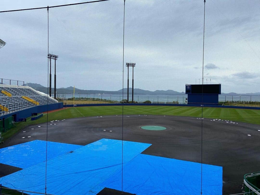 五十幡裕介さんのインスタグラム写真 - (五十幡裕介Instagram)「雨に次ぐ雨…。 これで名護での実戦は、4試合続けて中止です。 栗山監督も「試合やろうよ！何で止まないのかね…」と、 頭を悩ませていました。 ただ、実戦が少なくなったことで、 「一球一球の意味がより重くなる。 一発勝負のような緊張感の中でどう自分を表現するのか」と、 限られた機会を活かすよう選手たちに求める檄も飛ばしました。 明日は、練習予定を変更して急遽紅白戦を組みました。 天候という思わぬ理由で、サバイバルはより激化しそうです。 ちなみに、中継後のスタジオで ＂雨男＂呼ばわりされてしまいましたが、 雨は私が名護に来てから今日が初めて！ 雨男は、五十幡裕介では決してありません！ むしろ雨が続いた名護に昨日まで2日続けて晴れを運んできた ＂晴れ男＂だと勝手ながら自負しております☀️😤  #北海道 #日本ハム #ファイターズ #北海道日本ハムファイターズ #lovefighters #沖縄 #春季 #キャンプ #沖縄キャンプ #名護 #タピックスタジアム名護  #2021 #イチカラ #01karat #100BASEBALL #プロ野球 #NPB #雨 #☔️ #練習試合 #雨天中止 #雨男 は一体誰だ？ #明日は晴れますように… #HTB #アナウンサー #五十幡裕介 #取材 #ディレクター」2月17日 20時10分 - htb_isohatayusuke