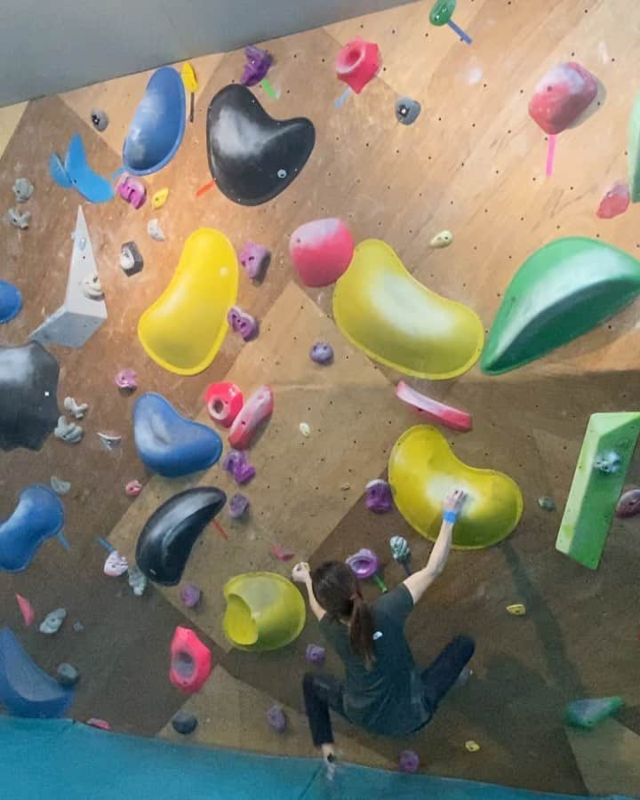 ホン・イン・リーのインスタグラム：「任性的用自己的方法爬😎 #攀岩 #抱石 #bouldering」