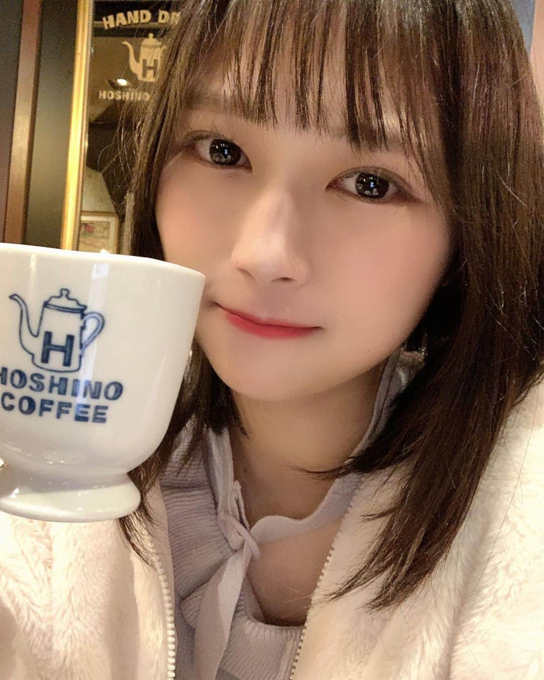 望月ひかりさんのインスタグラム写真 - (望月ひかりInstagram)「豆乳ラテだよ〜☕️✨  この写真、髪色ちょっと違く見えるね💭 いつか染めてみようかな...！  #アイドル #地下アイドル #ショートヘア #ショート女子 #ボブ #idol #ボブ #乃木坂46 #日向坂46 #坂道 #fff #f4f #l4l #lfl #followｍe #星野珈琲 #喫茶店 #カフェ #coffee #モデル #followforfollowback #japan #いいね返し #自撮り #自撮り女子 #좋아요반사 #팔로우백 #뷰티스타그램 #메이크업 #얼스타그램 #아이돌」2月17日 20時10分 - hikaringo_mochizuki