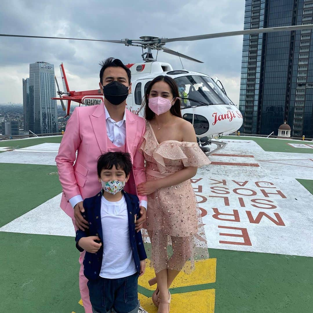 Raffi Ahmadさんのインスタグラム写真 - (Raffi AhmadInstagram)「Happy Bday To Us ❤️ Papa Dan Mama Rafathar 👏  Nagita Pink Sweet Dress by @cynthiatan__」2月17日 20時11分 - raffinagita1717