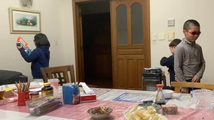 のインスタグラム：「昨夜、群馬に帰ってから、大忙し。  弥勒は、この間の嵐山会でホーイルインワンを達成した同組の方から、お裾分けのトイズラスの商品券をもらい、それで、ナーフのスーパー銃を購入。  女の子なんだから、お人形とかプリキャアとか買うかと思ったら、この間の文殊の誕生日で、ナーフ銃が相当面白かったようで、本人はその最高峰のものを（96連打するもの（笑）買っていた。（全く、銃をうつ風貌を見ると、根性の座った太った殺し屋のようだ（笑）  そして、文殊には銃の玉と、お兄ちゃんには小さな銃を買ってあげて、その後は撃ち合い大会。見ていて、面白かった（笑）  その後は、インスタファンの @yukareallyjks さんから届いたバレンタインのプレゼントを開封して、子供たちは多派シャビ。  関西のお母さんからのプレゼントに大興奮をして、ずっと喜んでいた。  ゆかりさんは、まだ、現実社会でお会いをしたことがないのに、もう何年間も、子供たちに温かいメッセージやプレゼントを送ってくださり、いつの間にか、我が家では「ゆかりおばちゃん」という存在になった。  今月末、ゆかりさんの住む、兵庫に家族で、弥勒のプロパッティングで遠征に行くので、初お会いするのを本当に家族全員で楽しみにしている。  感謝に、感謝である。  Miroku giving the brothers nerf guns...then having a shoot off. Also. Instagram fan sent Valentine gifts to the kids. So kind. Thank you a million.  #nerfgun #ナーフ #撃ち合いごっこ #バレンタインプレゼント #ゆかりさんありがとうございます」