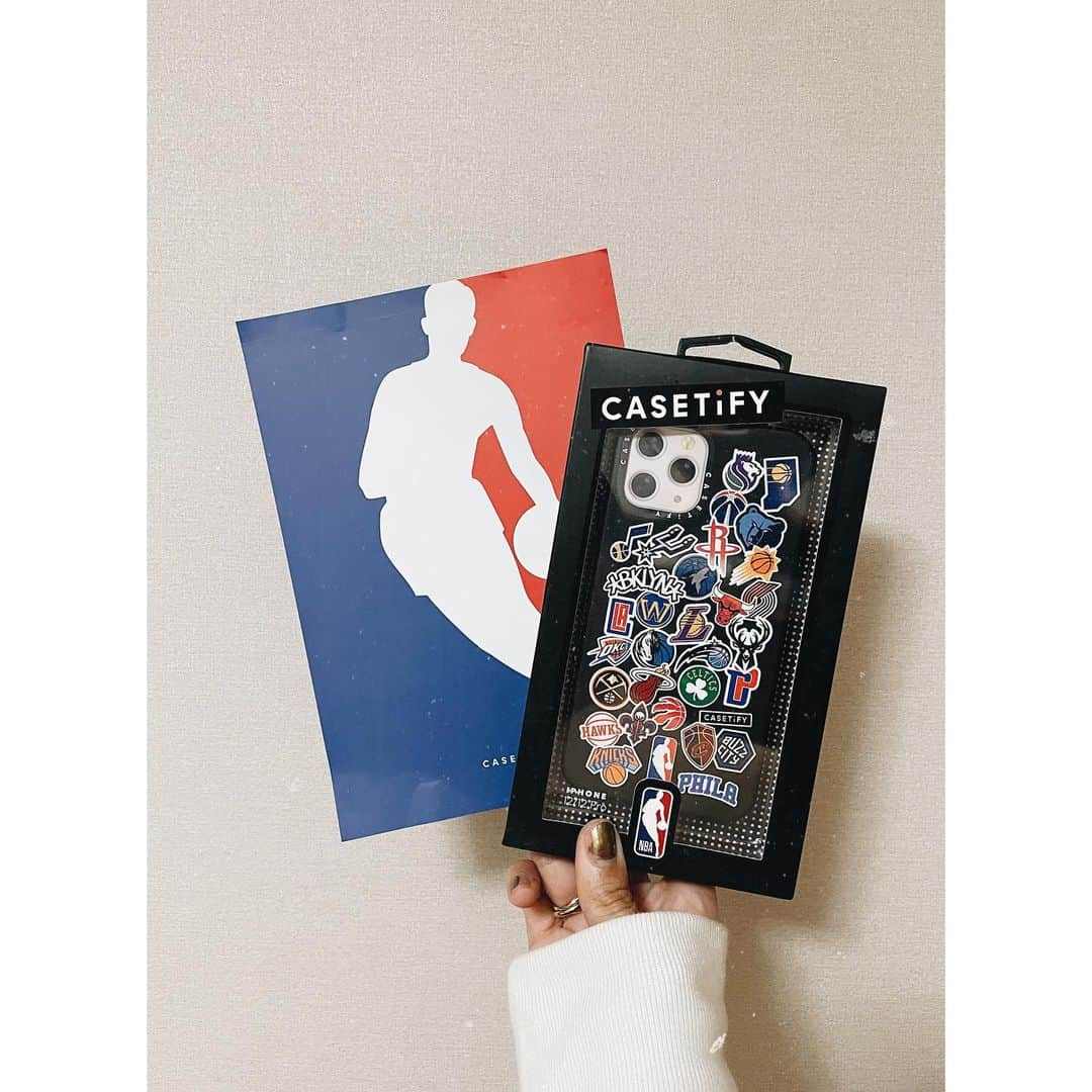 上野智子さんのインスタグラム写真 - (上野智子Instagram)「@casetify × @nba 🏀  私っていつからスポーツカテゴリに分類頂くようになったのかしら、やっぱり @fitvibes_tokyo ？ 球技はまったくできませんがw 観るのは好きです、いつか観に行きたいなあNBA。バスケ好きな方特に、このケース見てみてね⛹️‍♀️ (明日から公式発売です！ありがとうございます @casetify_jp ♡)   この写真撮りながら、菅田将暉さんのオールナイトニッポンの話思い出しちゃってるよ。鏡で撮る系の人🤳  #casetify #girlsbewild #nike #caseiphone #iPhoneケース #nba #🏀 #NBAxCASETiFY」2月17日 20時13分 - tomokoueno