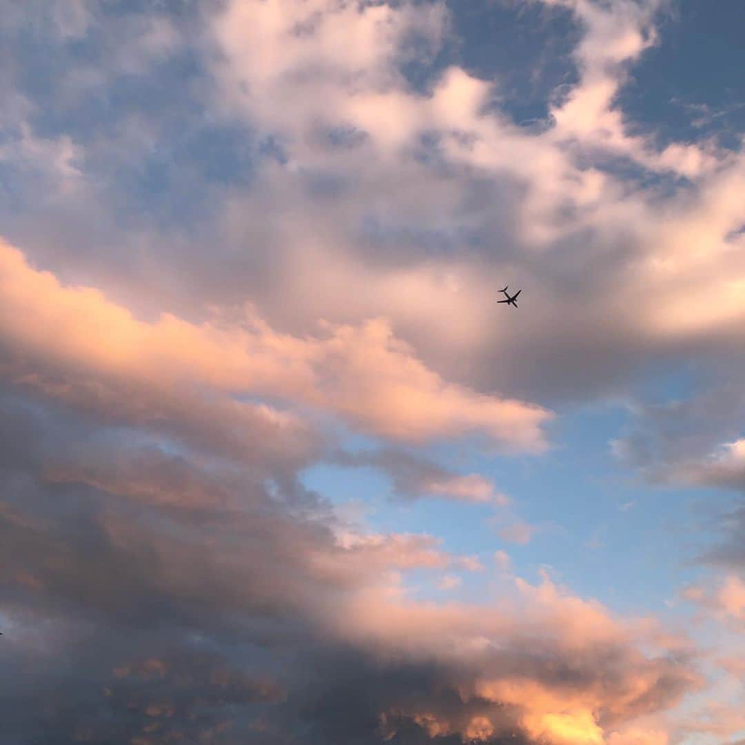 平塚日菜さんのインスタグラム写真 - (平塚日菜Instagram)「.  .  .  風が強い！☁  空を見て飛行機を見つけると、 この飛行機は何空港に向かってるんだろうって考えちゃいます  みんなもそう？🧐」2月17日 20時13分 - hiratsukahina