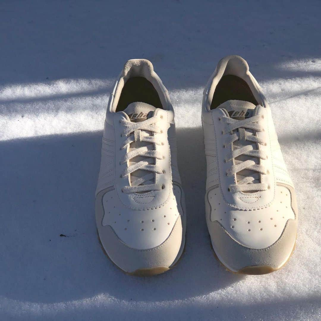 ツェハさんのインスタグラム写真 - (ツェハInstagram)「#Zeha #Berlin ❄️ Ein besonderes Feature des Marathons, ein in den 80-er Jahren entstandener Leichtathletik Laufschuh, ist die akkurate Bearbeitung der Sohle, welche zum leichten EVA-Teil eine Lederbrandsohle als Zwischenlage zur gepolsterten Kalbslederinnensohle aufweist. Dieses Detail führt zu einer höheren Stabilität des Schuhs und besseren Laufeigenschaft. Die für den Fußknöchel geformte Einstiegspartie ist, wie beim Olympia, gepolstert und schützt die Achillessehne. Die Perforierung des Kalbsleders begünstigt die Luftzirkulation um den Fuß.  Handmade in Portugal. Größenhinweis - Kunden, die tendenziell zu Zwischengrößen neigen empfehlen wir, dieses Modell eine Nummer größer zu bestellen.  #liebedeineschuhe #sneaker #shoescare #retro #vintage #club #carlhässner #shoecare #streetwear #snow #schnee #neve #marathon #white #bianco #blanco #blanc #whitesneakers」2月17日 20時13分 - zehaberlin