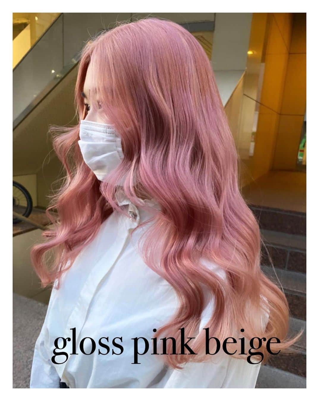 のインスタグラム：「【 gloss pink beige 】  スタイリングの時間が波打つアイロンとの相性が外国人風で◎ ストレートヘアでもカジュアルさが出て◎  フェイスラインのカットと 透け感のあるワンレンでバランスをる事で 外国人風な自然な動きを出せます！◎  アイロン使いがギャルっぽくなってしまう悩みの方はご相談ください！  ※ダークトーンもクールでオシャレです！ ※3D or gradation colorもおすすめです！  cut / 18000〜  hair designer / @nnai1014   お写真ありがとうございました！」