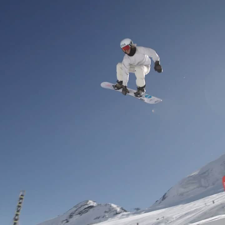 オリンピックチャンネルのインスタグラム：「"Every time I don't go high enough it's because I'm holding back"⁠⠀ ⁠⠀ Swiss pro snowboarder Pat Burgener knows the secret to halfpipe riding is commitment. ⁠⠀ ⁠⠀ Hit the link in bio to learn how he and other top snowboarders maximise their amplitude in our original series, Halfpipe Hype. ⁠⠀ ⁠⠀ @patburgener @swissolympicteam @fissnowboard」