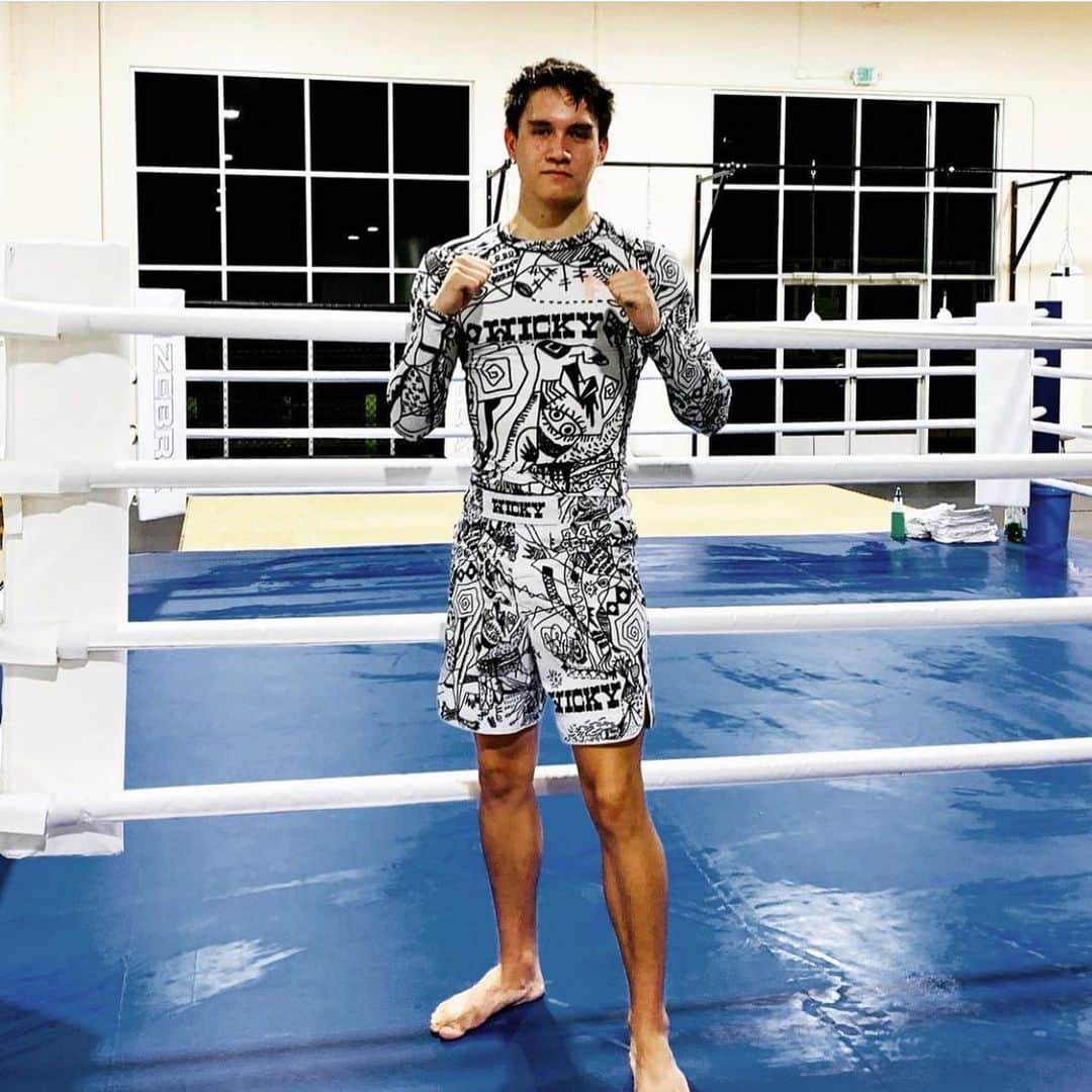 のインスタグラム：「🇯🇵🛫〜🛬🇺🇸  thank you🙏  #wickyartshop #thering #rushguard  #shorts #trainingwear  #mma #artwear #shiptocalifornia #thankyou」