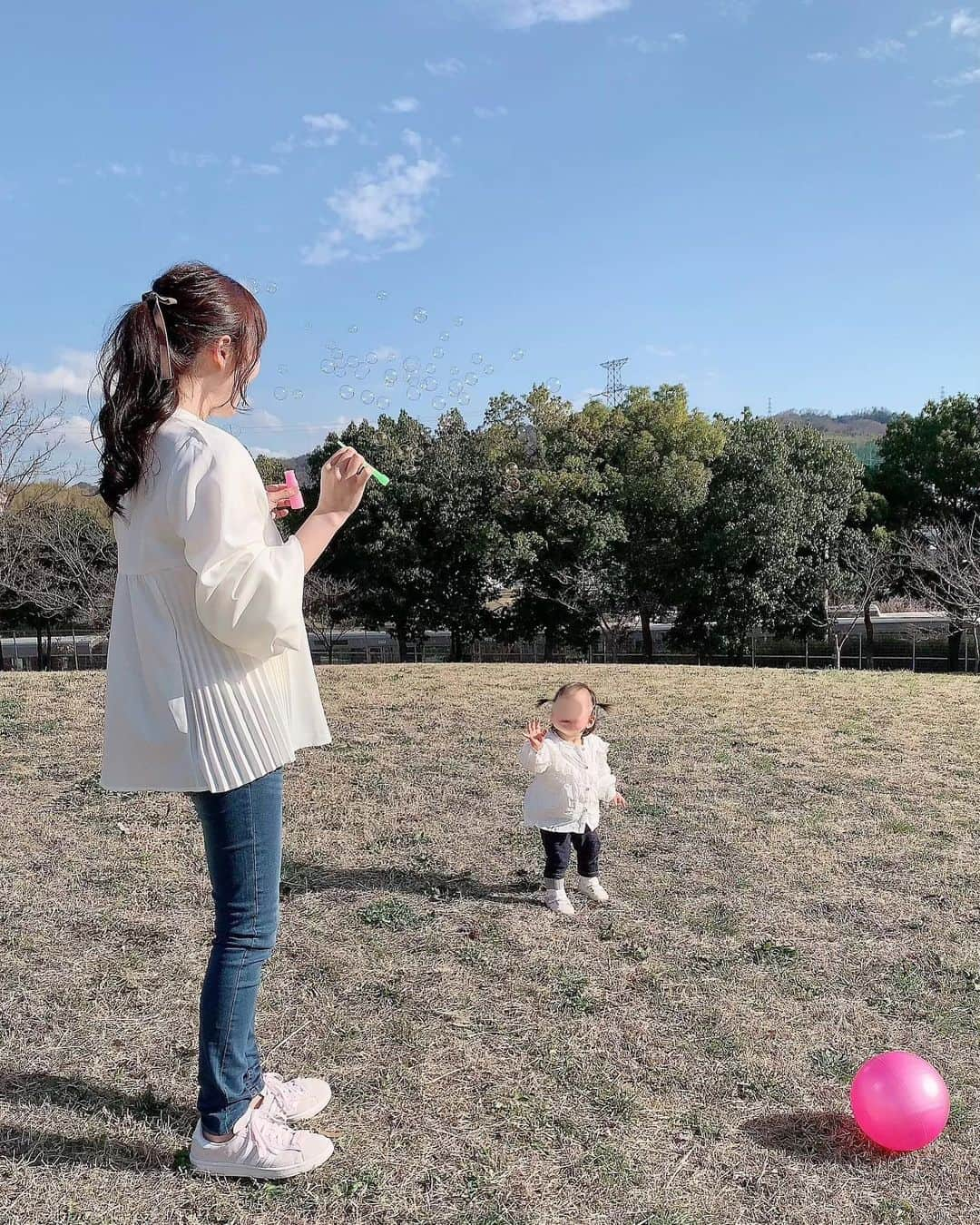 めぇたんのインスタグラム：「写真からも伝わるお天気の良さ🥰☀️ 今週末も大きい公園に行こう〜♡ . 公園に行く時は汚れるの前提で @kobe_lettuce のプチプラ！ トップス、ボトムス合わせても4000円以下！😂 @adidas の淡いピンクも可愛くてお気に入り👟💕 . #公園コーデ #女の子ベビー #女の子ママ #関西ママ #一歳三ヶ月 #zarababy #ザラベビー #mikihouse #pr #ミキハウス #トップス #アディダス #adidas (C5200) #神戸レタス #ボトムス (M1700)」