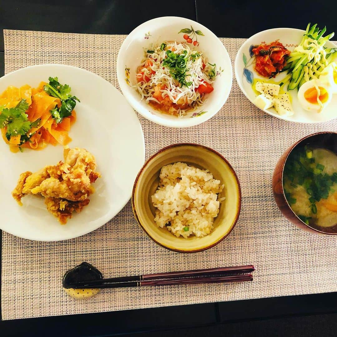 田野辺実鈴のインスタグラム：「今日の晩ご飯💁‍♀️ メインは唐揚げです。 にんじんとパクチーのナムルを添えて、南国風にしました✨ その他のメニュー↓ ・トマト大根しらすの和風サラダ ・キムチクリームチーズゆで卵のオリーブオイルがけ  同じものを作るのが苦手な私です🤔 #おうちごはん #今日の晩ご飯 #今日の夕ご飯 #唐揚げ好き #おうち時間 #和風サラダ #ナムル #手作りご飯」