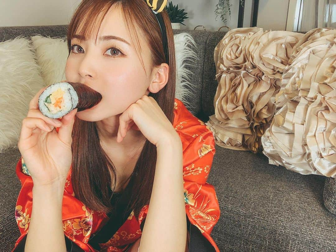 蒼乃茜さんのインスタグラム写真 - (蒼乃茜Instagram)「節分の日の恵方巻きとほおばる鬼👹  #今頃 #時差すぎる投稿 #鬼 #恵方巻き #米が1番 #節分 #おめでたい日 #コスプレ #フォロー #youtube #ライブ配信 #浴衣 #着物 #ラムちゃん #鬼滅風 #鬼滅 #メイク #鬼メイク #カラコン #좋아요 #소통 #소통해요 #팔로우 #팔로우미 #팔로우환영 #좋아요테러 #좋아요그램 #먹스타그램 #패션 #메이크업 #메이크업」2月17日 20時20分 - aono_akane