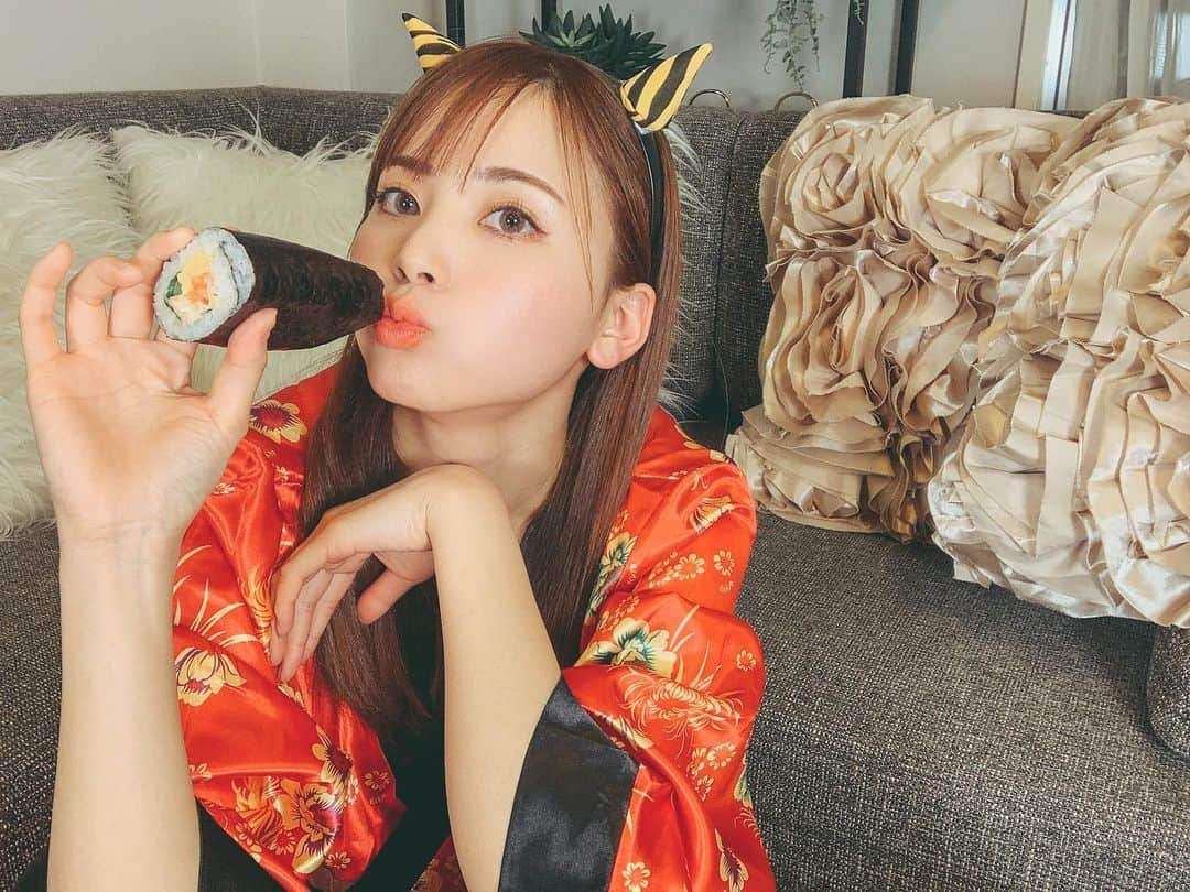 蒼乃茜さんのインスタグラム写真 - (蒼乃茜Instagram)「節分の日の恵方巻きとほおばる鬼👹  #今頃 #時差すぎる投稿 #鬼 #恵方巻き #米が1番 #節分 #おめでたい日 #コスプレ #フォロー #youtube #ライブ配信 #浴衣 #着物 #ラムちゃん #鬼滅風 #鬼滅 #メイク #鬼メイク #カラコン #좋아요 #소통 #소통해요 #팔로우 #팔로우미 #팔로우환영 #좋아요테러 #좋아요그램 #먹스타그램 #패션 #메이크업 #메이크업」2月17日 20時20分 - aono_akane