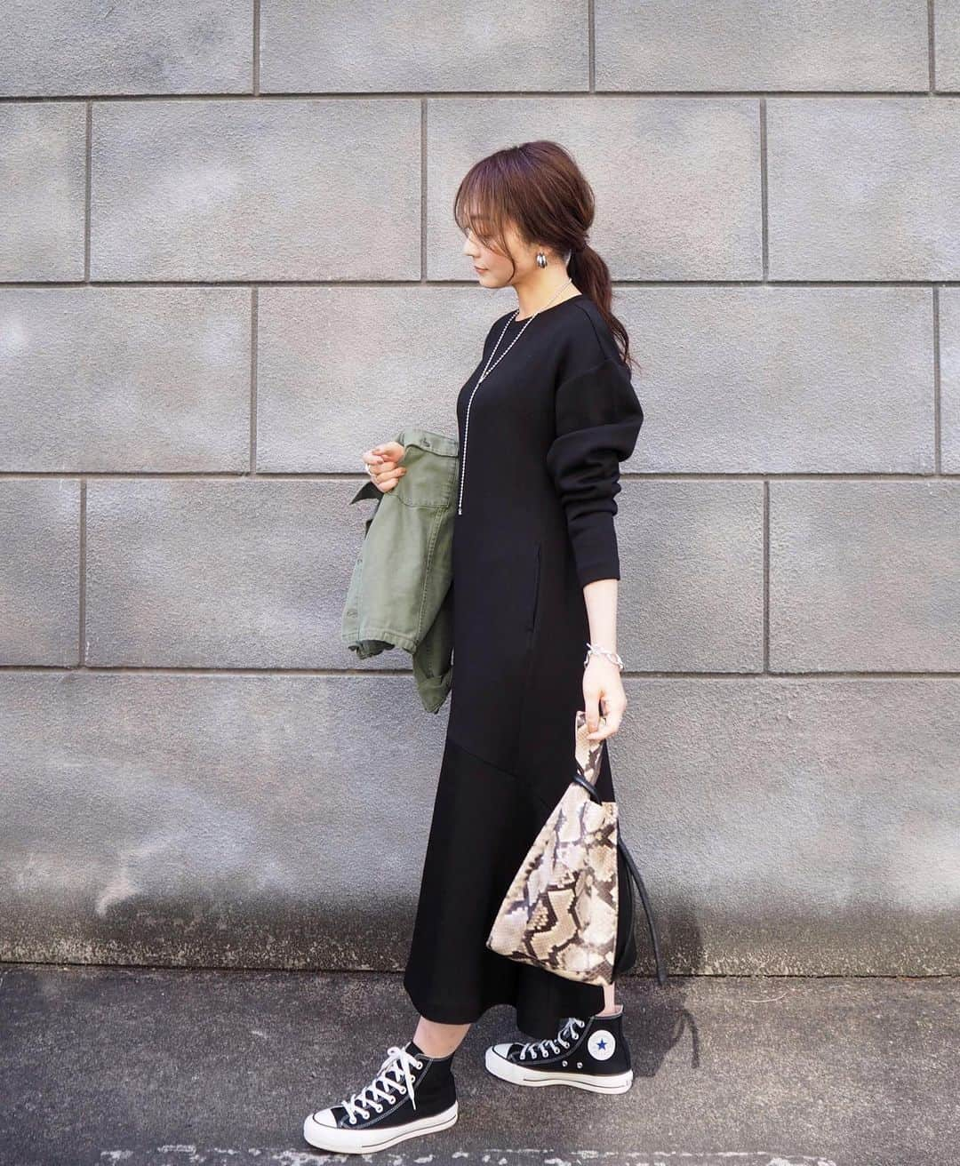 yoko178loveさんのインスタグラム写真 - (yoko178loveInstagram)「#coordinate ． ． ワンマイルコーデ☺︎ ． ジャージー素材のワンピースは　@elendeek  裾部分の切り替えフレアが 着ていて楽なのに可愛い✨ ． ． ． ここ数日チョコ三昧の日々 案の定ニキビできました😑 ． ． #elendeek #エレンディーク #ワンピース#ワンマイルコーデ #orsetto #converse #コンバースハイカット」2月17日 20時21分 - yoko178love