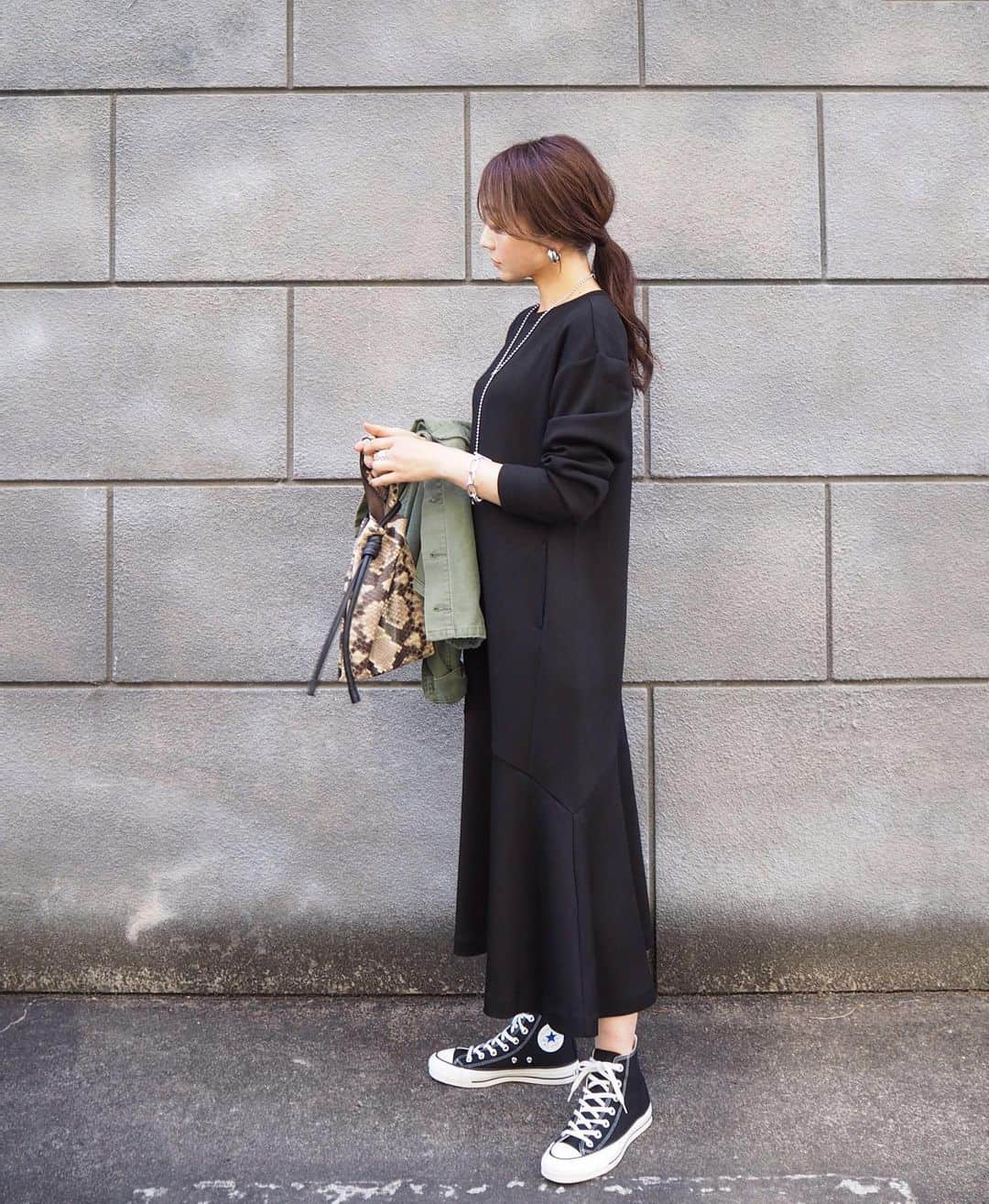 yoko178loveさんのインスタグラム写真 - (yoko178loveInstagram)「#coordinate ． ． ワンマイルコーデ☺︎ ． ジャージー素材のワンピースは　@elendeek  裾部分の切り替えフレアが 着ていて楽なのに可愛い✨ ． ． ． ここ数日チョコ三昧の日々 案の定ニキビできました😑 ． ． #elendeek #エレンディーク #ワンピース#ワンマイルコーデ #orsetto #converse #コンバースハイカット」2月17日 20時21分 - yoko178love