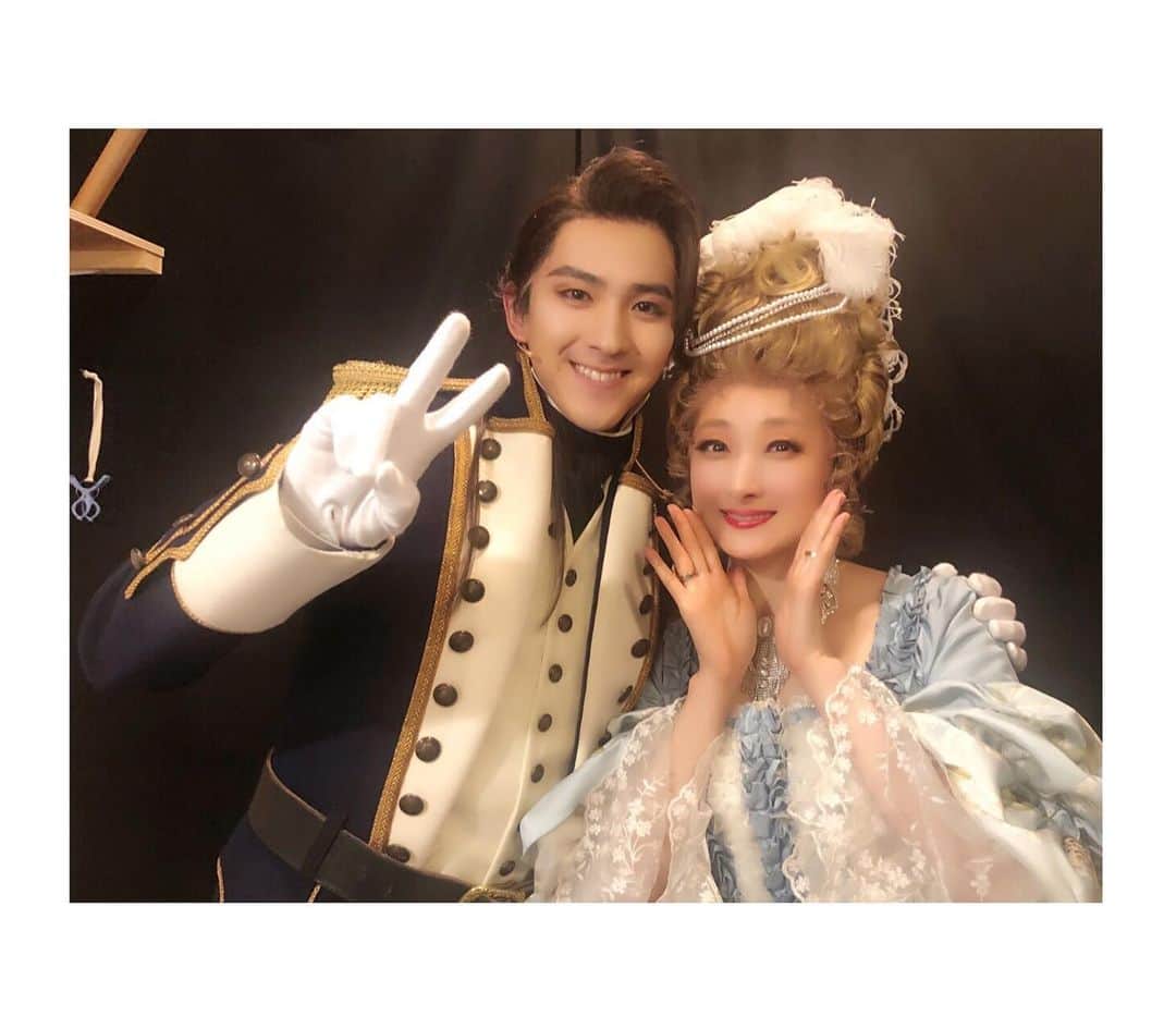 甲斐翔真さんのインスタグラム写真 - (甲斐翔真Instagram)「昨日の公演をご観劇頂いた皆様、ありがとうございました。 早いもので、東京残り2公演となりました。  花總さんマリーとお写真撮って頂きました✨ 王妃マリーの風格が溢れ出ていながら、フェルセンに向けてくださる目は恋する少女そのもの。　  荷車に乗せられ、ギロチンに向かうマリーを袖から見られるのですが、その姿を見るだけで、フェルセンの最後の歌(マリーアントワネットリプライズ)が自然に出てきます。  尊敬する花さんとお芝居できている時間がとても幸せです。  大阪での共演も楽しみです☺️  #マリーアントワネット #MA #フェルセン #アクセル #花總まり さん」2月17日 20時21分 - kai_shouma