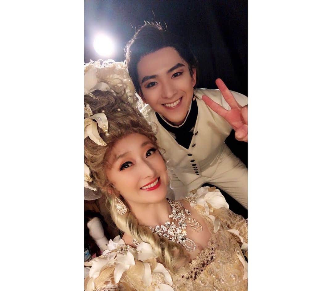 甲斐翔真さんのインスタグラム写真 - (甲斐翔真Instagram)「昨日の公演をご観劇頂いた皆様、ありがとうございました。 早いもので、東京残り2公演となりました。  花總さんマリーとお写真撮って頂きました✨ 王妃マリーの風格が溢れ出ていながら、フェルセンに向けてくださる目は恋する少女そのもの。　  荷車に乗せられ、ギロチンに向かうマリーを袖から見られるのですが、その姿を見るだけで、フェルセンの最後の歌(マリーアントワネットリプライズ)が自然に出てきます。  尊敬する花さんとお芝居できている時間がとても幸せです。  大阪での共演も楽しみです☺️  #マリーアントワネット #MA #フェルセン #アクセル #花總まり さん」2月17日 20時21分 - kai_shouma