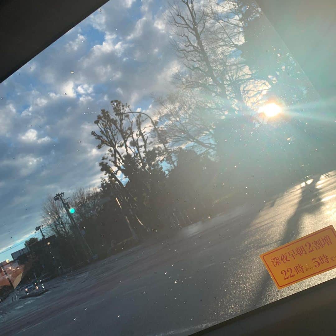 LiLyのインスタグラム：「美しすぎた 大雨あがりの空、 親友から虹の写真、 運転手さんから 桜が咲いていますね といわれて振り返る ▶︎ シャッタースピード 追いつかぬ速さで、 過ぎ去る時間✨  #nofilter  #美しき日々」