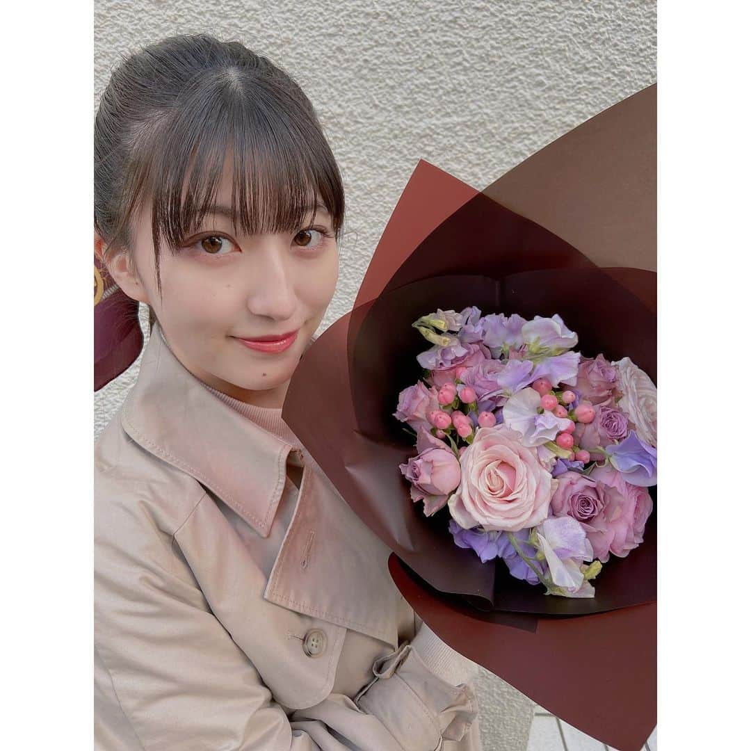 羽賀朱音さんのインスタグラム写真 - (羽賀朱音Instagram)「． ． ． ママの誕生日でした💐 ． ． #helloproject #morningmusume21 #モーニング娘21 #羽賀朱音 #母 #birthday  #バラがメインで #淡い色味で #かすみ草は使わずで #花束を作ってもらいました #おめでとう #🥳🌹」2月17日 20時22分 - akane__haga.official