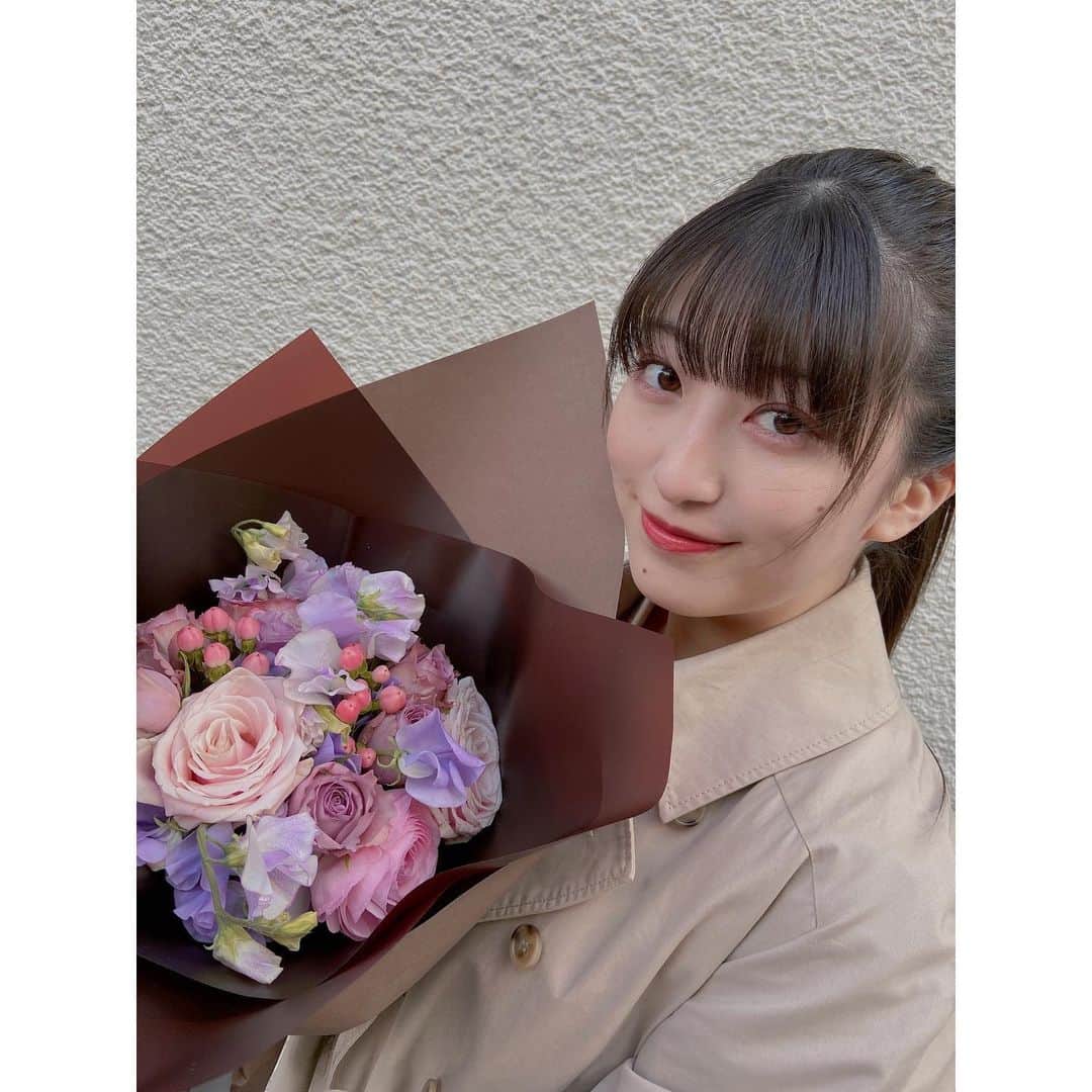 羽賀朱音さんのインスタグラム写真 - (羽賀朱音Instagram)「． ． ． ママの誕生日でした💐 ． ． #helloproject #morningmusume21 #モーニング娘21 #羽賀朱音 #母 #birthday  #バラがメインで #淡い色味で #かすみ草は使わずで #花束を作ってもらいました #おめでとう #🥳🌹」2月17日 20時22分 - akane__haga.official