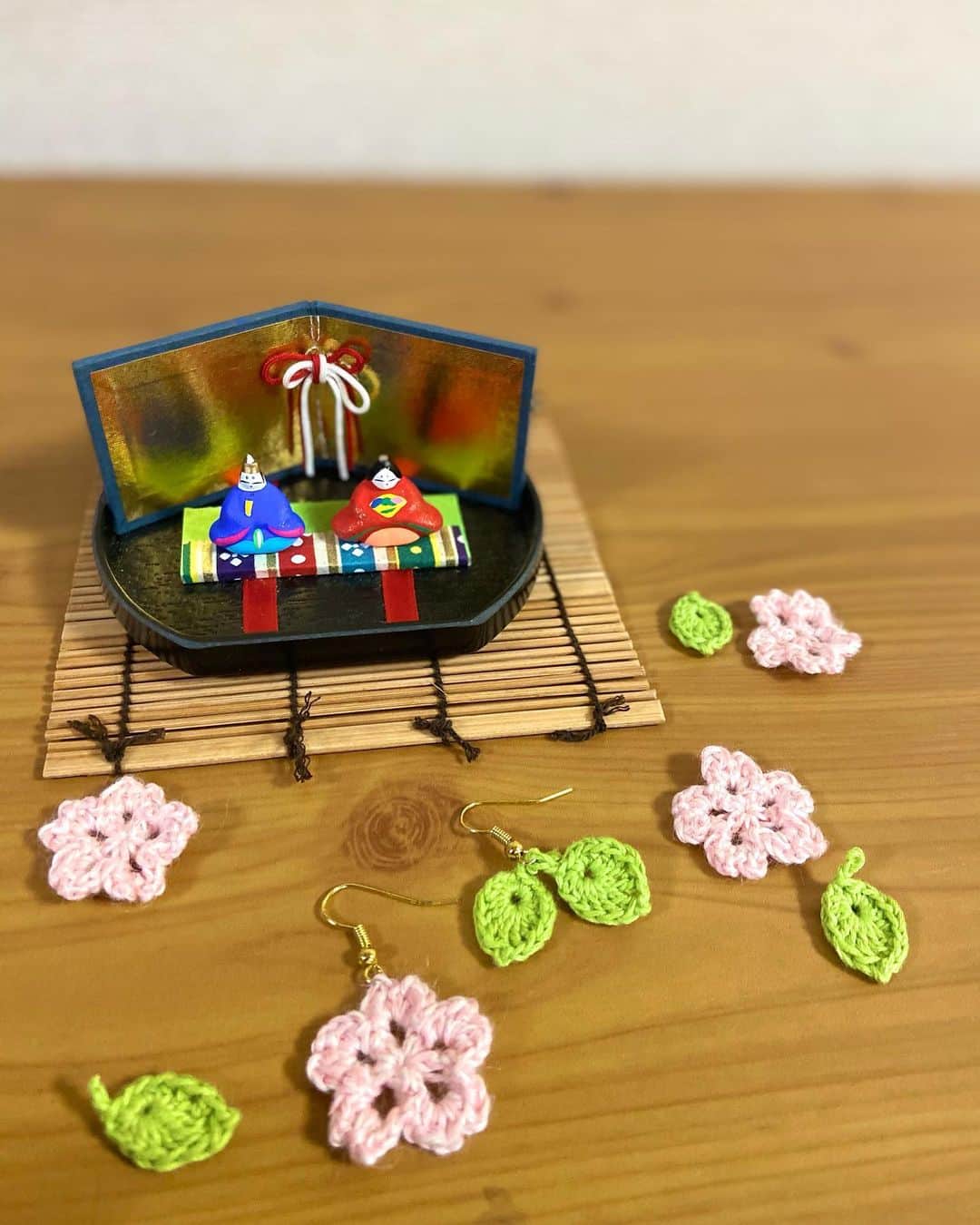 lalapinkさんのインスタグラム写真 - (lalapinkInstagram)「雛人形🎎  何十年も前に京都の嵐山で買った小さな小さな雛人形✨ 毎年飾ってます。  ピアスの桜と葉っぱは、以前刺繍糸で編んだもの🌸 桜が咲いたら、付けてお散歩したい🍃  #雛人形 #ひな人形 #ミニチュア #ひな祭り #雛祭り #京都 #嵐山 #桜のピアス #桜 #花見 #お花見 #🌸 #お散歩 #インテリア #おうち時間」2月17日 20時22分 - lalapink