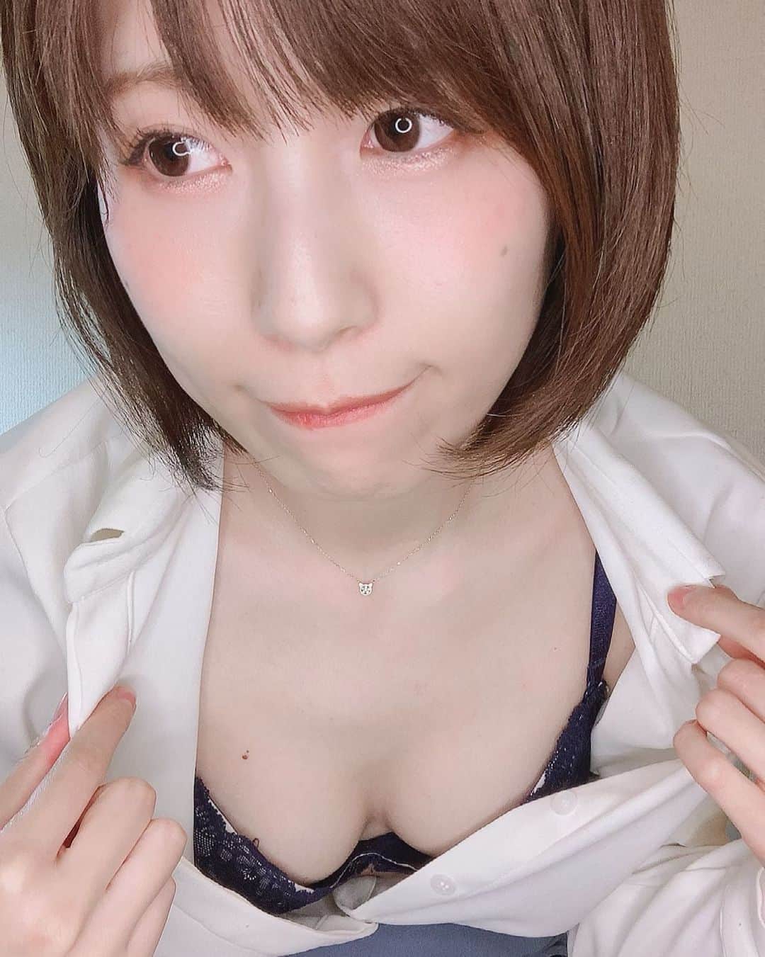 相原みぃのインスタグラム：「ちらり。 ・ ・ #グラドル #ポートレート #フリーモデル #グラビア #フリーランス #ポートレートモデル #被写体 #撮影会 #写真好きな人と繋がりたい #カメラ好きな人と繋がりたい #くびれ #美脚 #撮影依頼 #仕事依頼 #ミリドル #portrait #shotting #japanesegirl #cute #kawaii #followme #お尻 #黒ストッキング #pantyhose #nylons #ストッキング #黒タイツ #stockings」