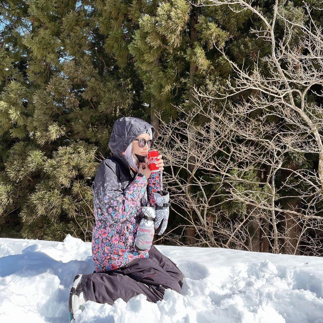 河田玲緒奈のインスタグラム：「𓇼𓆉𓇼𓆉𓇼 . . 今シーズンはあと何回行けるかな😌 そして琉空夢はどれだけ成長できるかな👦🏽😏♥️ スラロームできるぐらいには なってくれるかな✨✌🏼 . . . #スノボ　#スノーボード　#3歳スノーボーダー　#息子　#氷ノ山　#ハチ北　#ゲレンデ　#スノボ」