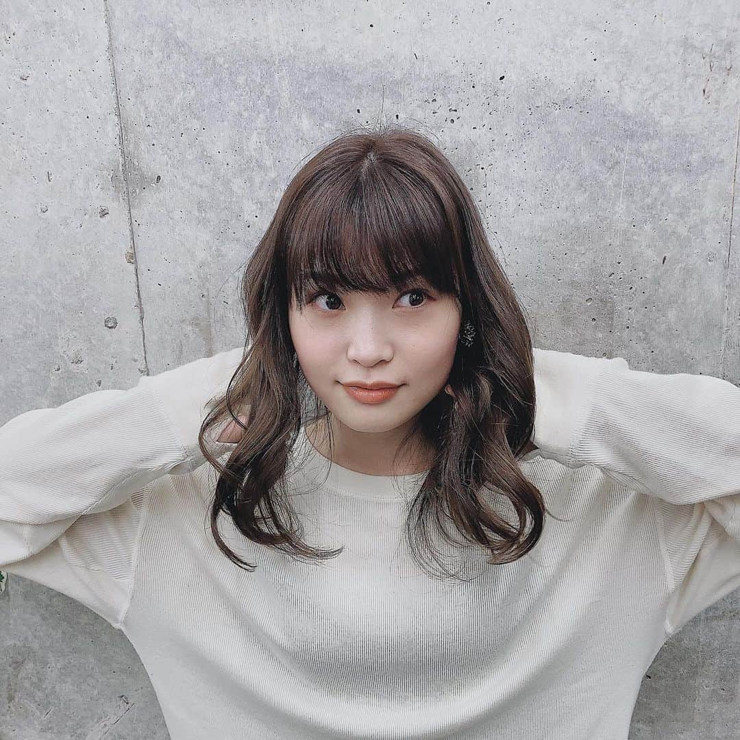 三橋栄香のインスタグラム：「ヘアメンテ！帰りに髪巻いてくれたっ！一気に女子ぽくなるね！ 今日もサラつやになりました😭 @yokotakuxx  ありがとおおお〜〜🙇‍♂️✨  お店は原宿にありますよ〜〜💘 ↓↓↓ @principe_harajuku」