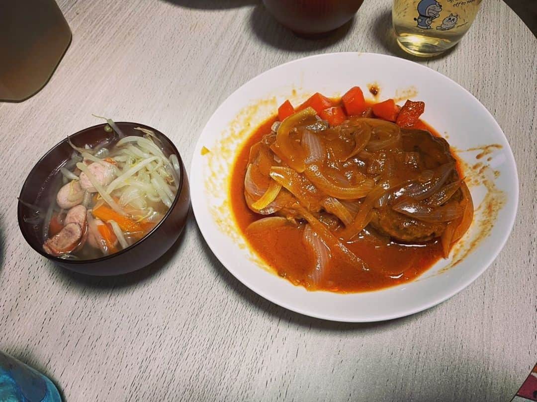 あんりのインスタグラム：「煮込みハンバーグ 野菜コンソメスープ  今までハンバーグは、市販のハンバーグヘルパーを使ってたんだけど、今日は初めてナツメグを使って自分で下味を付けてみました！！ ちょい薄味すぎた気がする！！次はもっと美味しく作ろう！！  #料理 #ぼる塾  #未来の旦那様へお先にいただきます」