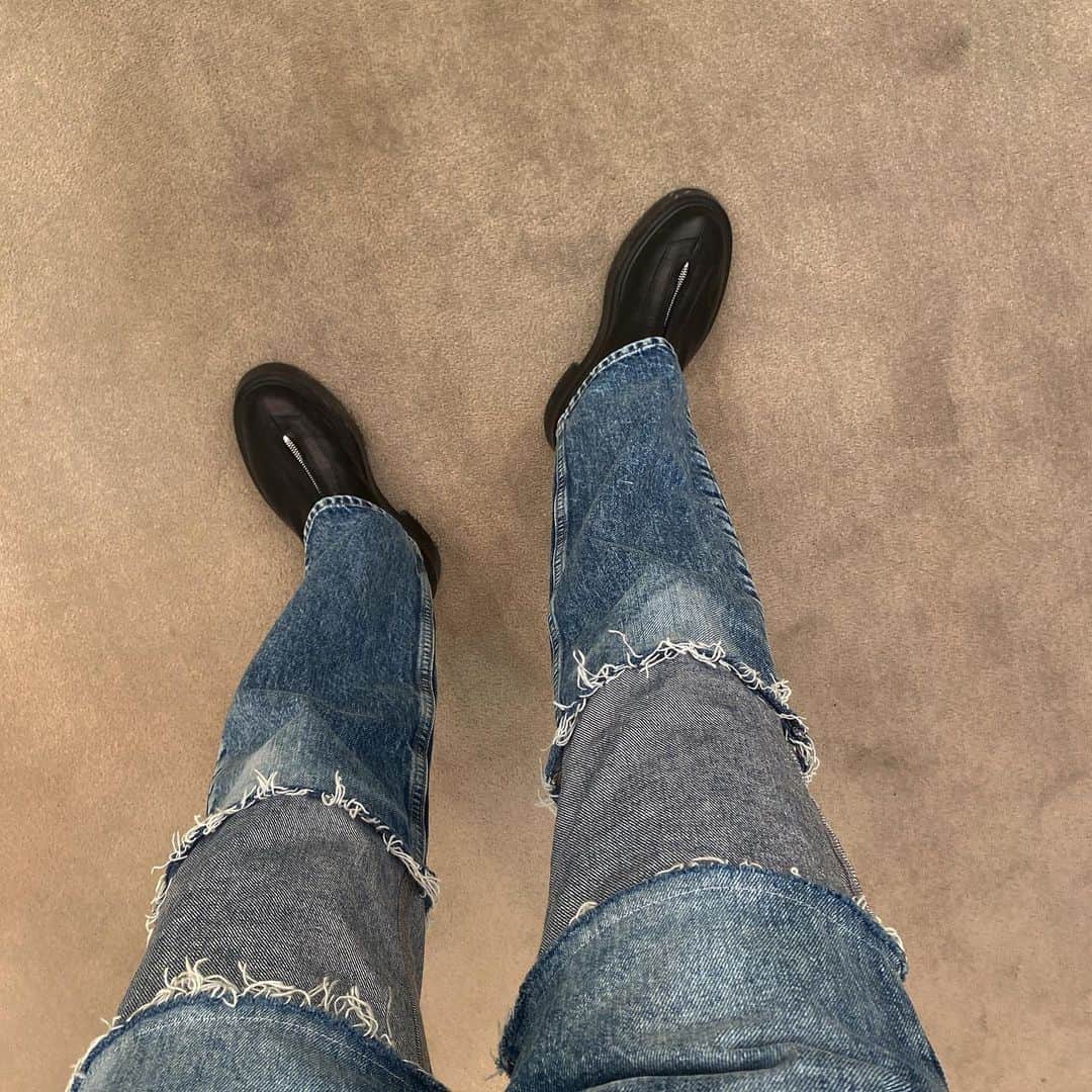 水野里砂のインスタグラム：「昼間と夜の気温差にびっくり🤪 可愛いdenim🍭  #riririのあしもと」