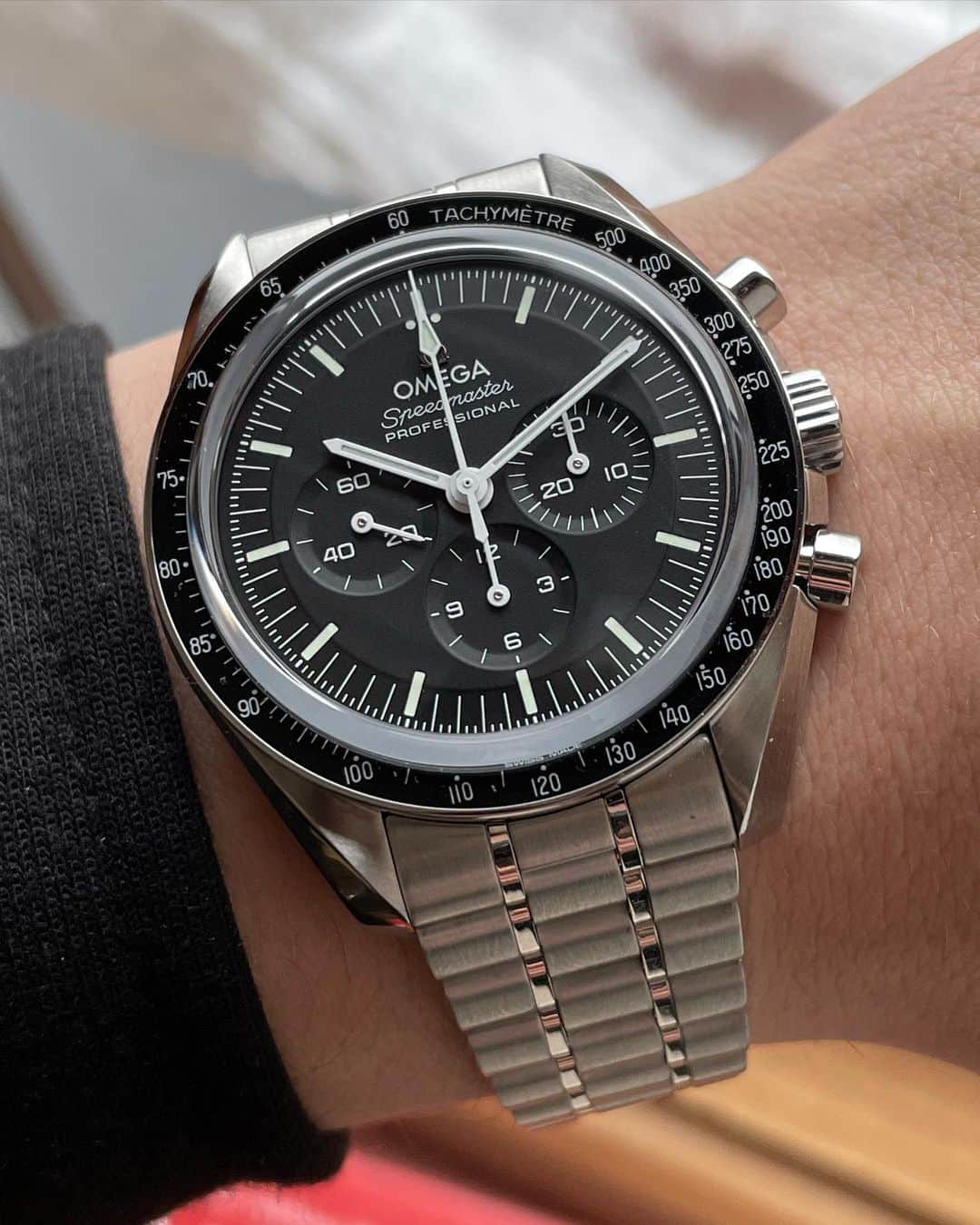 Daily Watchさんのインスタグラム写真 - (Daily WatchInstagram)「The Omega Speedmaster Moonwatch is one of the world’s most iconic timepieces. Having been a part of all six moon landings, the legendary chronograph is an impressive representation of the brand’s adventurous pioneering spirit.  Presented on a polished-brushed five-arched-links-per-row bracelet, this 42 mm Moonwatch in stainless steel features sapphire crystal glass on the front as well as on the caseback. Inspired by the 4th generation Speedmaster style worn on the moon, it also includes an asymmetrical case, black step dial with applied OMEGA logo and the famous dot over 90 on the anodised aluminium bezel ring.  The watch is driven by the OMEGA Co-Axial Master Chronometer Calibre 3861, which powers the small seconds sub-dial, 30-minute recorder and 12-hour recorder, along with the central chronograph function #Omega #OmegaSpeedmaster #OmegaWatches #OmegaWatch」2月17日 20時29分 - dailywatch