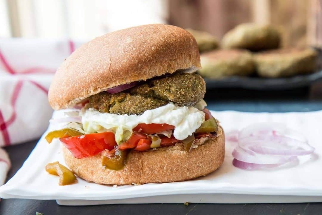 Archana's Kitchenさんのインスタグラム写真 - (Archana's KitchenInstagram)「Veggie Burger Recipe made with a healthy Spinach Cauliflower And Oats Patty, is a great way to camouflage these vegetables and include it in your kids diet. Try this recipe and tell me how you liked it :) Search for the recipe “Veggie Burger Recipe With Spinach Cauliflower And Oats Pattyì” in our app. Link to the app in the bio @archanaskitchen . . . . . . #recipes #easyrecipes #snacks #teatime #teatimesnacks #patty #archanaskitchen #cheesecake #strawberry #strawberryrecipes #Strawberrycheesecake #nobakecheesecake #healthyeating #highprotein #eatfit #cooking #food #healthyrecipes #foodphotography #recipeoftheday #comfortfood #deliciousfood #delicious #instayum #food #tandoori」2月17日 20時30分 - archanaskitchen