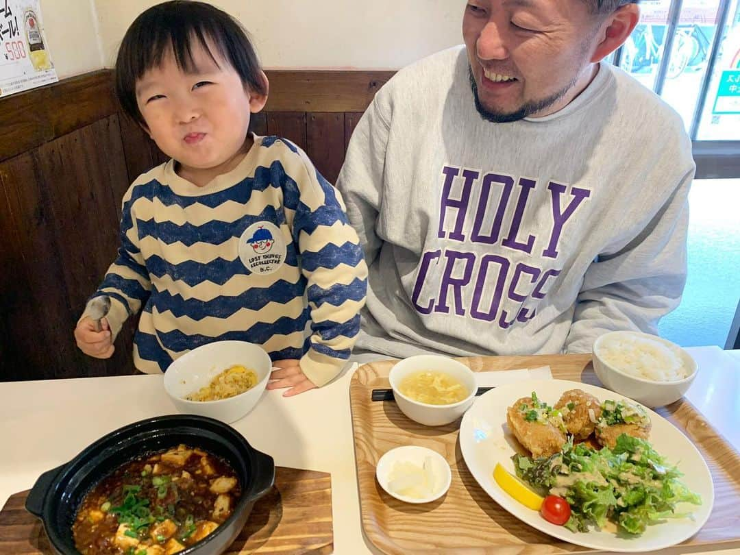 ᴋᴀɴᴀᴋöさんのインスタグラム写真 - (ᴋᴀɴᴀᴋöInstagram)「中華ランチ👨🏻‍🍳🥘🥗🥢 最近、2枚目みたいな 変顔ばっかりする🤪💕 * 横浜ホルモンランボーっていう焼肉屋さん🥓で、 本格的な中華料理が 期間限定で味わえる✨ということで、食べに行ってきたよ😋🌈✨ * 👦🏻👦🏻は、学校だったので Take outして 夕飯に🥡✨ *  📹の麻婆豆腐が 癖になる味で、本当に美味しかったから… また行きたいな〜😋💕 #ランチ#中華料理#麻婆豆腐#横浜ホルモンランボー」2月17日 20時30分 - kanakokko_34_