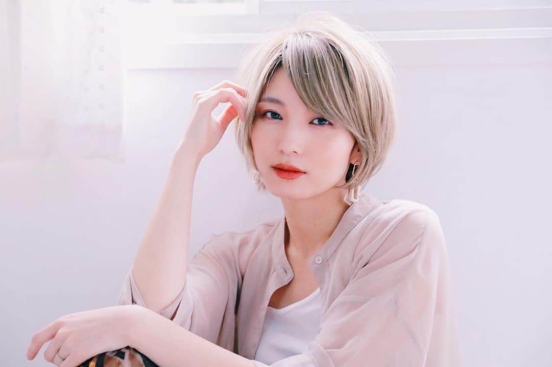 サキのインスタグラム：「Hair @yuki.__ue  make @zipper_11   春ですね🌸  #ハイトーンカラー」