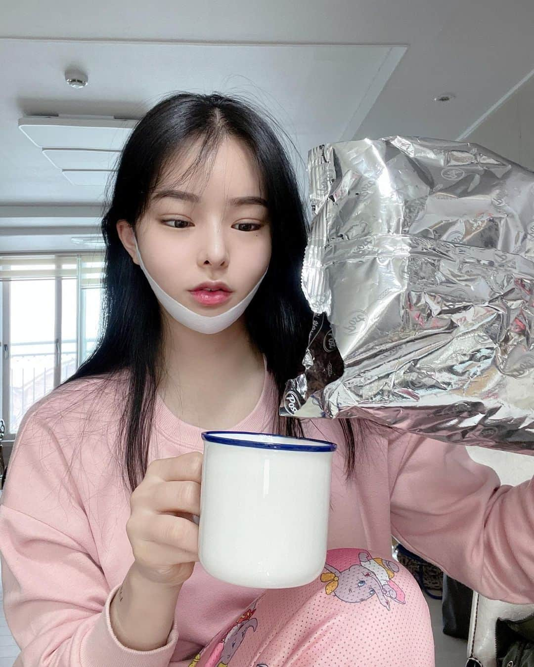 ダユンさんのインスタグラム写真 - (ダユンInstagram)「-6kg 전신 지흡 (2700cc ) 빼고 후관리 어떻게 하고 있냐고 많이 물어보시는데 사실 관리라고 할게 별로 없어요 사진에도 붙인 것처럼 다이어트 보조제 패치 팔에 붙이고 식단을 조금 .. 조절했어요 기분탓인지는 모르겠지만 먹는 보조제보다  훨씬 효과가 있는거같아여 진지하게...!!  ⠀ 예전에는 아침에는 살 안쪄~ 이런 마음가짐으로 마라탕 , 엽떡 등등 그냥 먹고싶은거 아침부터 폭주했는데 ⠀ 이제는 나능야,, 건강을 챙기는 멋쟁이 훈녀 이런 세뇌하면서 아침에 사과나 요거트 아니면 시리얼 자몽,, 쌀 베이글 , 샐러드 요런 간편식을 먹으려고 ‼️‼️‼️ 최대한 노력해요 ‼️‼️‼️ ⠀ 가끔 전날 저녁에 미친듯이 배고픈데 아침에 먹고싶을거 생각하고 참고 잤을때 ⠀ 일어나자마자 살짝 폭주하기도 해요 또르륵.. ⠀ 근데 지흡하고나서 뭔가 식욕이 눈에 띄게 쭐었어요 본가 갔는데 간만에 보는 친동생이 하는 말 “언니 확실히 예전보다 덜 먹고 식욕 잘 참네” 이 말이였어요 ⠀ 이게 과연 내가 지흡까지 했는데 똑같이 먹으면 미친애지! 이런 생각때문인지 아니면 진짜 지방 세포가 줄어서인지⠀ 넘나리 신기하고 궁금한것  다음에 경과 보러 갈때 의사선생님한테 물어봐야겠어요 진심  #다이어터 #식단 #지긋지긋 #전신지흡 #리프팅밴드」2月17日 20時30分 - 2__yun__2