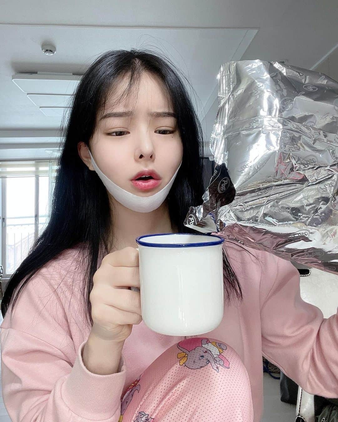 ダユンさんのインスタグラム写真 - (ダユンInstagram)「-6kg 전신 지흡 (2700cc ) 빼고 후관리 어떻게 하고 있냐고 많이 물어보시는데 사실 관리라고 할게 별로 없어요 사진에도 붙인 것처럼 다이어트 보조제 패치 팔에 붙이고 식단을 조금 .. 조절했어요 기분탓인지는 모르겠지만 먹는 보조제보다  훨씬 효과가 있는거같아여 진지하게...!!  ⠀ 예전에는 아침에는 살 안쪄~ 이런 마음가짐으로 마라탕 , 엽떡 등등 그냥 먹고싶은거 아침부터 폭주했는데 ⠀ 이제는 나능야,, 건강을 챙기는 멋쟁이 훈녀 이런 세뇌하면서 아침에 사과나 요거트 아니면 시리얼 자몽,, 쌀 베이글 , 샐러드 요런 간편식을 먹으려고 ‼️‼️‼️ 최대한 노력해요 ‼️‼️‼️ ⠀ 가끔 전날 저녁에 미친듯이 배고픈데 아침에 먹고싶을거 생각하고 참고 잤을때 ⠀ 일어나자마자 살짝 폭주하기도 해요 또르륵.. ⠀ 근데 지흡하고나서 뭔가 식욕이 눈에 띄게 쭐었어요 본가 갔는데 간만에 보는 친동생이 하는 말 “언니 확실히 예전보다 덜 먹고 식욕 잘 참네” 이 말이였어요 ⠀ 이게 과연 내가 지흡까지 했는데 똑같이 먹으면 미친애지! 이런 생각때문인지 아니면 진짜 지방 세포가 줄어서인지⠀ 넘나리 신기하고 궁금한것  다음에 경과 보러 갈때 의사선생님한테 물어봐야겠어요 진심  #다이어터 #식단 #지긋지긋 #전신지흡 #리프팅밴드」2月17日 20時30分 - 2__yun__2