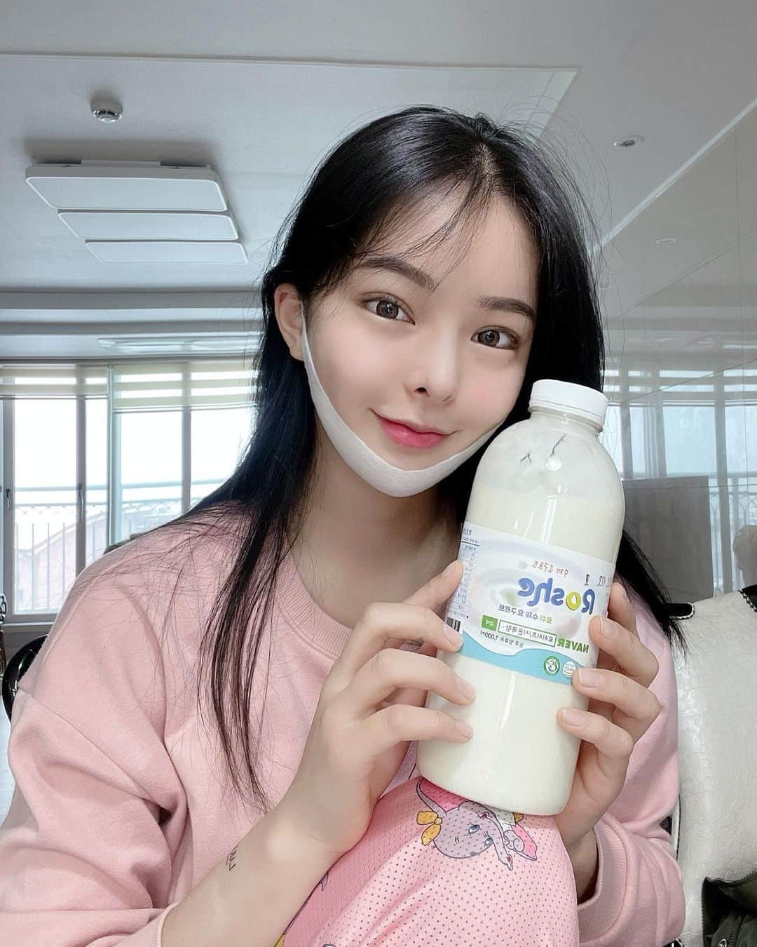 ダユンさんのインスタグラム写真 - (ダユンInstagram)「-6kg 전신 지흡 (2700cc ) 빼고 후관리 어떻게 하고 있냐고 많이 물어보시는데 사실 관리라고 할게 별로 없어요 사진에도 붙인 것처럼 다이어트 보조제 패치 팔에 붙이고 식단을 조금 .. 조절했어요 기분탓인지는 모르겠지만 먹는 보조제보다  훨씬 효과가 있는거같아여 진지하게...!!  ⠀ 예전에는 아침에는 살 안쪄~ 이런 마음가짐으로 마라탕 , 엽떡 등등 그냥 먹고싶은거 아침부터 폭주했는데 ⠀ 이제는 나능야,, 건강을 챙기는 멋쟁이 훈녀 이런 세뇌하면서 아침에 사과나 요거트 아니면 시리얼 자몽,, 쌀 베이글 , 샐러드 요런 간편식을 먹으려고 ‼️‼️‼️ 최대한 노력해요 ‼️‼️‼️ ⠀ 가끔 전날 저녁에 미친듯이 배고픈데 아침에 먹고싶을거 생각하고 참고 잤을때 ⠀ 일어나자마자 살짝 폭주하기도 해요 또르륵.. ⠀ 근데 지흡하고나서 뭔가 식욕이 눈에 띄게 쭐었어요 본가 갔는데 간만에 보는 친동생이 하는 말 “언니 확실히 예전보다 덜 먹고 식욕 잘 참네” 이 말이였어요 ⠀ 이게 과연 내가 지흡까지 했는데 똑같이 먹으면 미친애지! 이런 생각때문인지 아니면 진짜 지방 세포가 줄어서인지⠀ 넘나리 신기하고 궁금한것  다음에 경과 보러 갈때 의사선생님한테 물어봐야겠어요 진심  #다이어터 #식단 #지긋지긋 #전신지흡 #리프팅밴드」2月17日 20時30分 - 2__yun__2