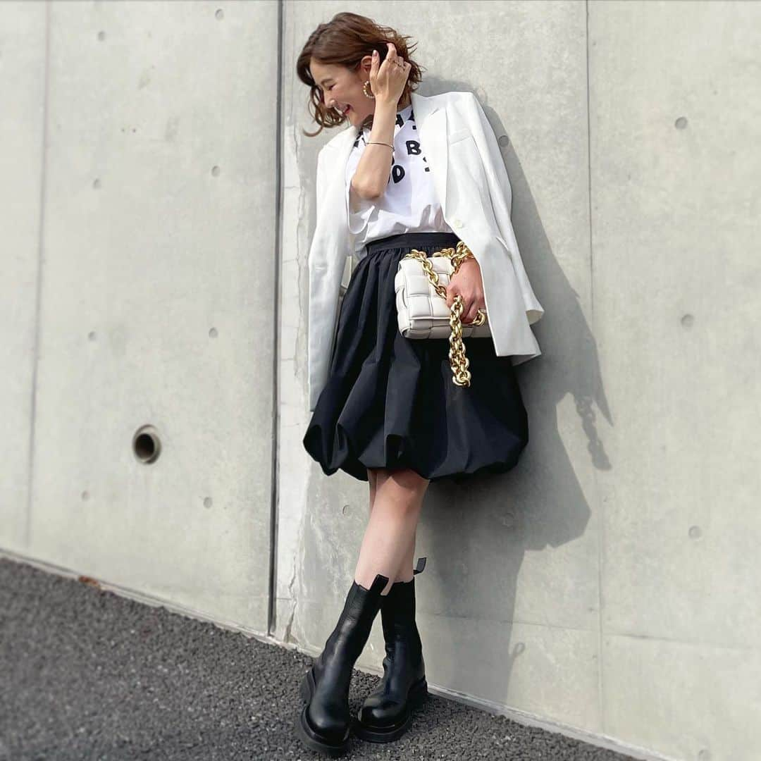 kiyomi medeirosさんのインスタグラム写真 - (kiyomi medeirosInstagram)「white×black🤍🖤🤍🖤 今期は膝上スカートも新鮮で好き😊✨✨  jacket…#unitedarrows  Tシャツ…#MaisonMargiela skirt…#patou  boots,bag…#bottegaveneta  #fashion#outfit#instagood#instalike#instafashion#ootd#cordinate#style#モノトーン#モノトーンコーデ#春コーデ#カジュアルコーデ」2月17日 20時31分 - kiyomimedeiros