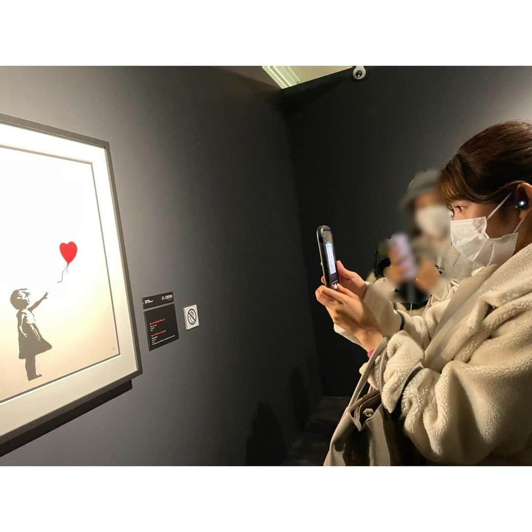 梅山茜さんのインスタグラム写真 - (梅山茜Instagram)「. ＊芸術は爆発だ！②＊ . 前回の芸術🎨繋がりで過去の写真をup📷 ずーーーーーーっと行きたかったバンクシー展！ ぱっと見はカラフルだったりオシャレだなあって感じる絵も 実は社会の情勢や政治などをユーモアに風刺していて 色々と考えさせられました🤔 英語で解説が書かれているものもあったけど 2枚目の写真みたいにイヤフォンさえあれば 無料のアプリで解説を聴きながら観ることができたよ🧡 また音声解説の他にも動画やマネキンを使ったりして 見せ方も工夫されてるなーと感じました👏🏻 大阪は1月末で終わってしまったけど 今は名古屋でしてるみたい🙋🏻‍♀️ . そして、前回のpostでお知らせした 岡本太郎さんの作品を巡るロケの放送について！ 大阪の北摂にお住まいの方はjcomで 「お元気ですか！市民のみなさん」を📺 それ以外の方はここ▼からYouTubeに飛べます🎥 https://youtu.be/803ULyqa4lE クイズも出題してるのでぜひ皆さんご覧ください〜！ さ、そして今週はそれゆけ！メッセンジャーの担当週！ まだ収録はしてませんが、、頑張ります🥺 あと明日のミント！にちらっと出ます🍓 . #芸術#絵画#バンクシー#バンクシー展 #フリーアナウンサー#フリーアナ#女子アナ#風船と少女#jcom#お元気ですか市民のみなさん#大阪#徳島#四国放送#高知#四国」2月17日 20時31分 - umeyama_akane