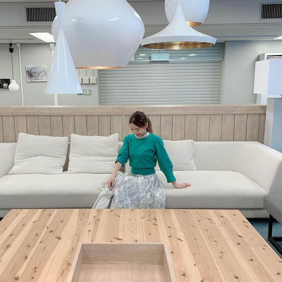 近藤美月のインスタグラム：「今日は朝から﻿ 滋賀でYouTube撮影🎥✨﻿ ﻿ 守山にある﻿ コワーキングスペース🐥🤍﻿ ﻿ ここには環境問題に関する本が 沢山置いてあって、﻿ 休憩時間に読んでた📚👧🏼﻿ 最近とっても関心のある分野☺︎﻿ ﻿ 実は今まであまり詳しくなかったから﻿ もっと勉強していきたいなって思う🌍♡﻿ ﻿ ﻿ ﻿ ﻿ ﻿ ﻿ ﻿ #滋賀守山﻿ #コワーキングスペース  #環境問題対策  #youtube撮影スタジオ #関西サロンモデル #無人島キャンプ #企画中 🤔🎥」