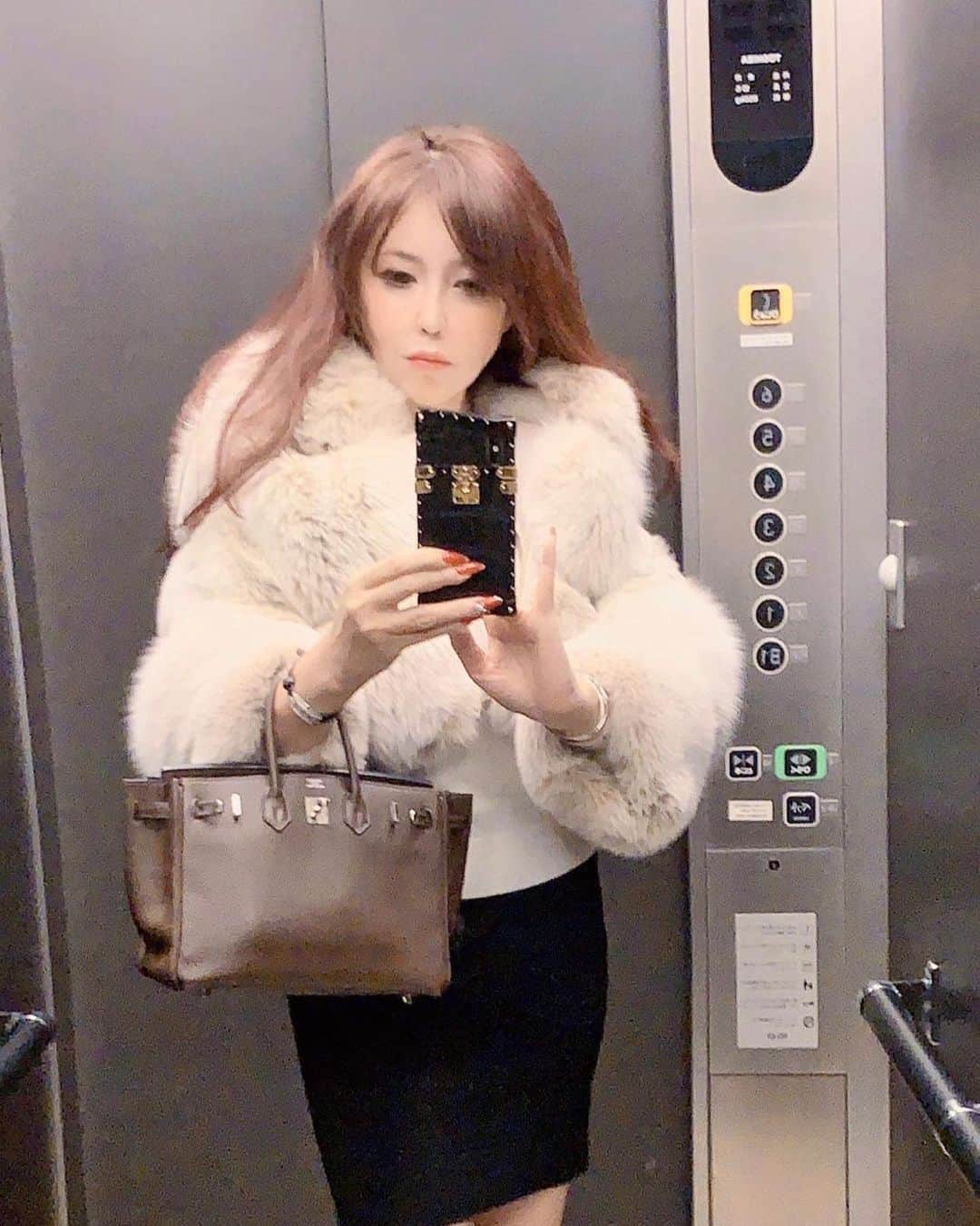 のインスタグラム：「お洋服、オシャレが大好き❤﻿ ﻿ ファッションのお仕事したいと﻿ 思ったこともあるけど、﻿ ﻿ 不動産も大好きで﻿ 天職だと実感しているから幸せ♡♡♡﻿ ﻿ 最近幸福感💖がとまらない💖﻿ ﻿ 好きなお仕事、﻿ 好きな人とだけ関わるようにしているから！﻿ コロナで好きな海外にいけなくて﻿ ちょっびりストレスだけど！﻿ ﻿ SNSはハイソに﻿ ゴージャスに見せてるだけの偽物ばかり！﻿ ﻿ 私は本物の方たちと﻿ お付き合いしていきたい！﻿ ﻿ それは成功してるとか﻿ お金があるとかだけでなく、﻿ ﻿ 波動高くてパッションあれば﻿ お付き合いすることもある！﻿ ﻿ はっきりいって﻿ 自分を満足させるくらい稼がなきゃ﻿ つまんないよね！﻿ ﻿ 「お金なくて稼ぎ方教えて」っていう﻿ ﻿ dmめちゃくちゃきますが💦﻿ ますは、私のセミナー申し込みしてね！﻿ ﻿ ﻿ プロフィールのLINEから﻿ お友達になってくださるとご案内できます💕﻿ ↓↓↓﻿ @mika_richlife」