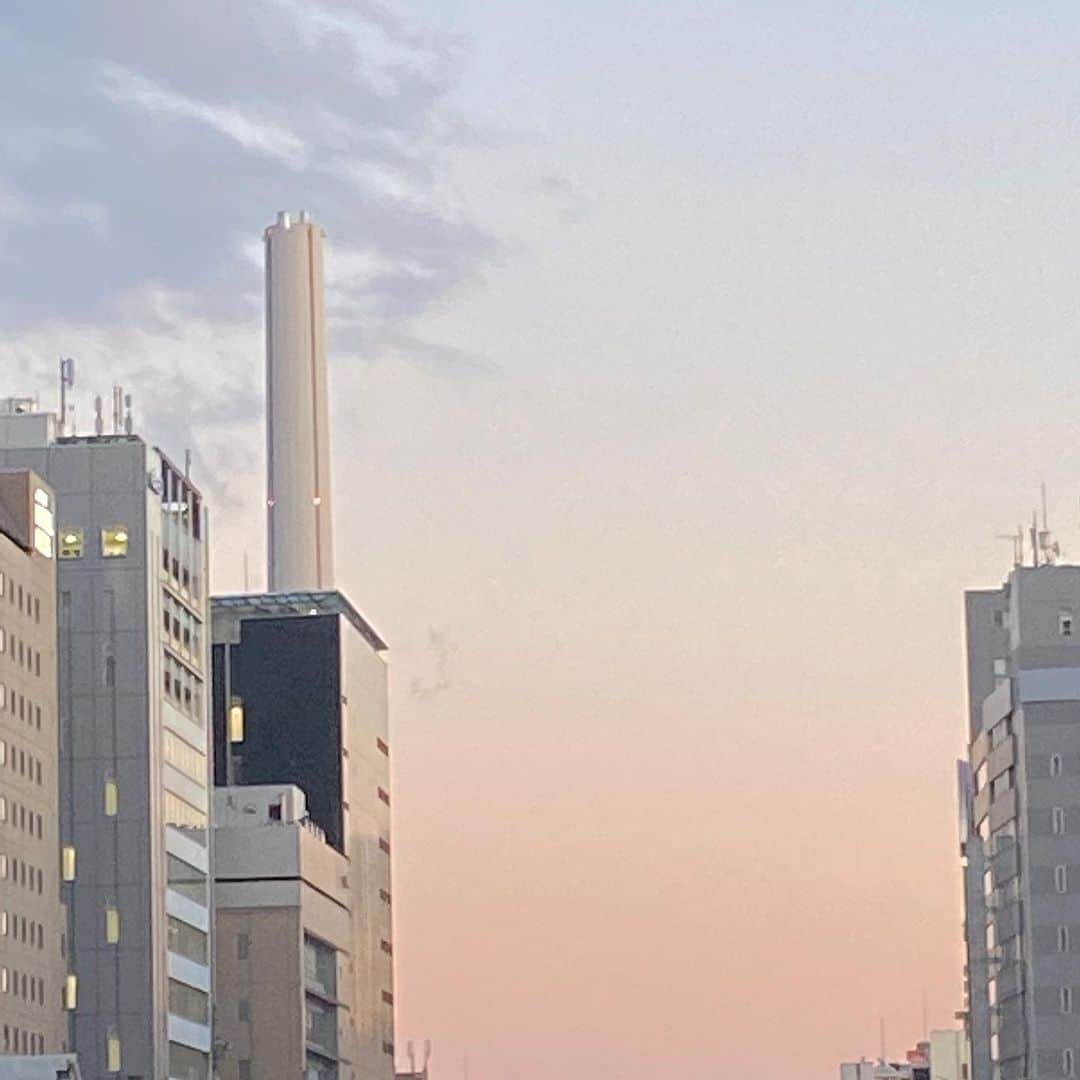 sarimaru(国木田さりまる)のインスタグラム：「今日寒かった〜 空が綺麗な時間帯にお散歩するの好き☺︎」